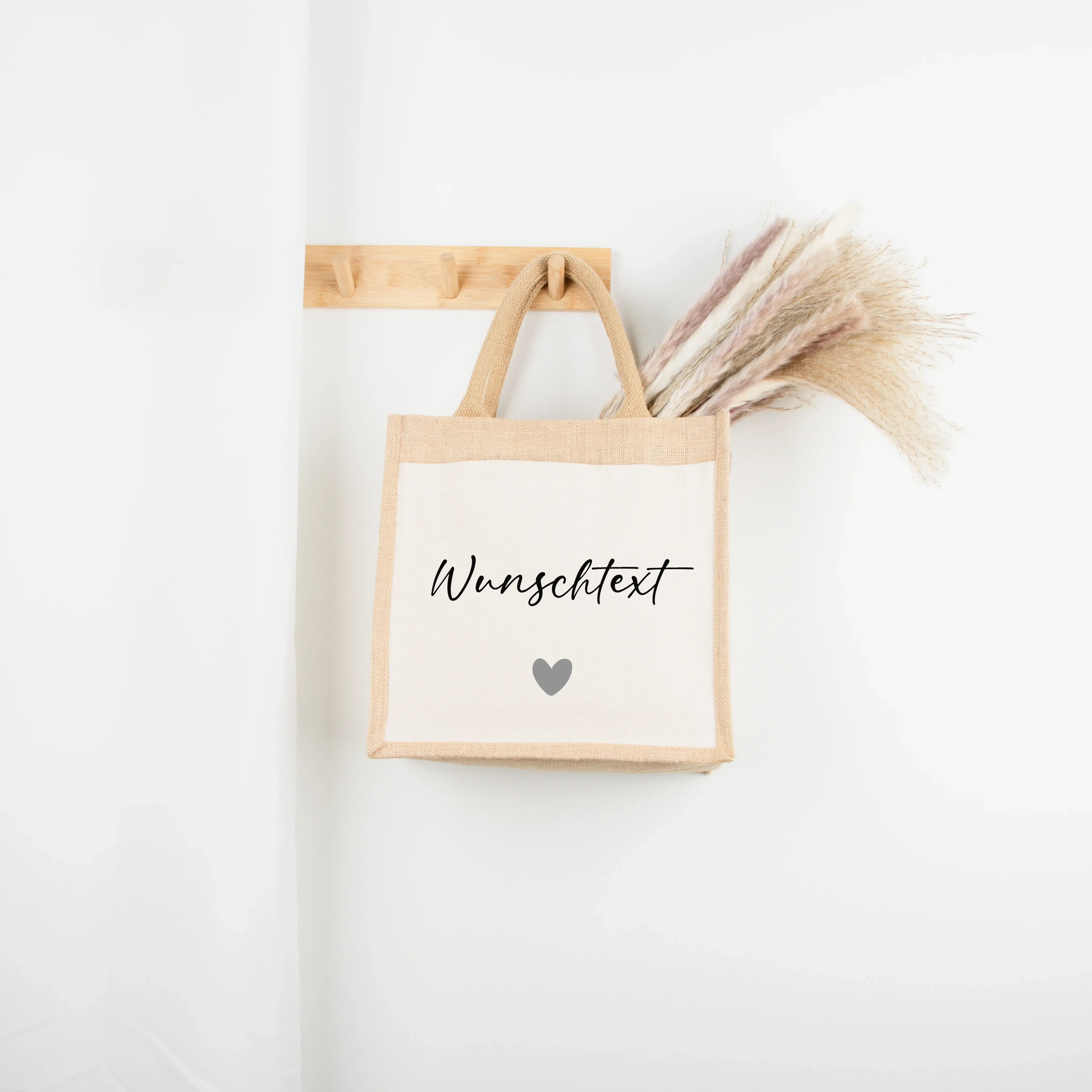 Jutetasche Wunschtext-Jutetasche-famprints-Eine Jutetasche Wunschtext wird bei famprints zu einem liebevollen Begleiter, der deine Gefühle sichtbar macht. Mit deinem persönlichen Spruch, Namen oder Zitat entsteht ein Geschenk, das von Herzen kommt und Eri