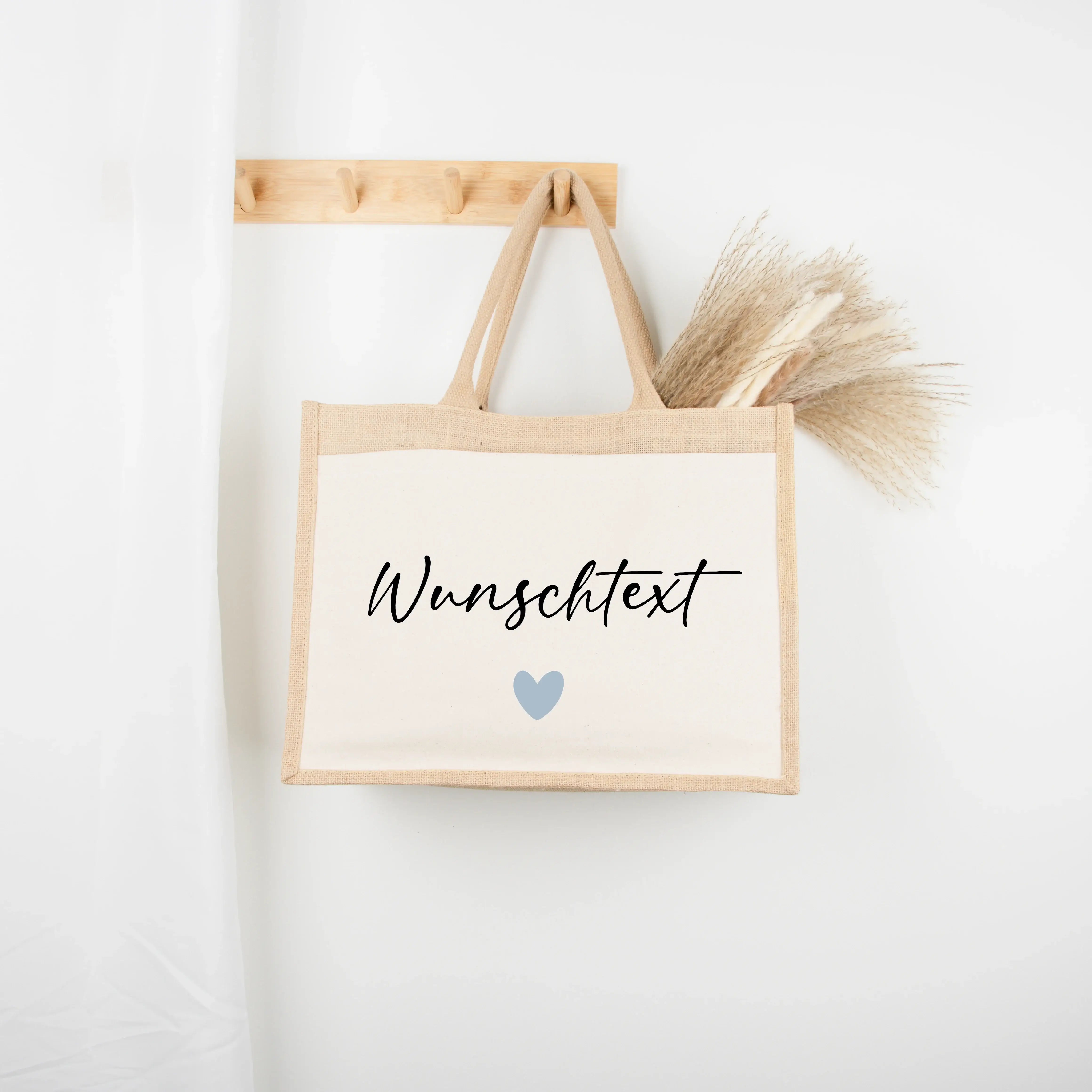Jutetasche Wunschtext - Jutetasche - famprints - Entdecke die Jutetasche Wunschtext – dein persönlicher Begleiter für jeden Tag! Diese nachhaltige Jutetasche kannst du mit deinem Wunschtext individuell gestalten. Ob ein Name, ein besonderes Wort oder ein