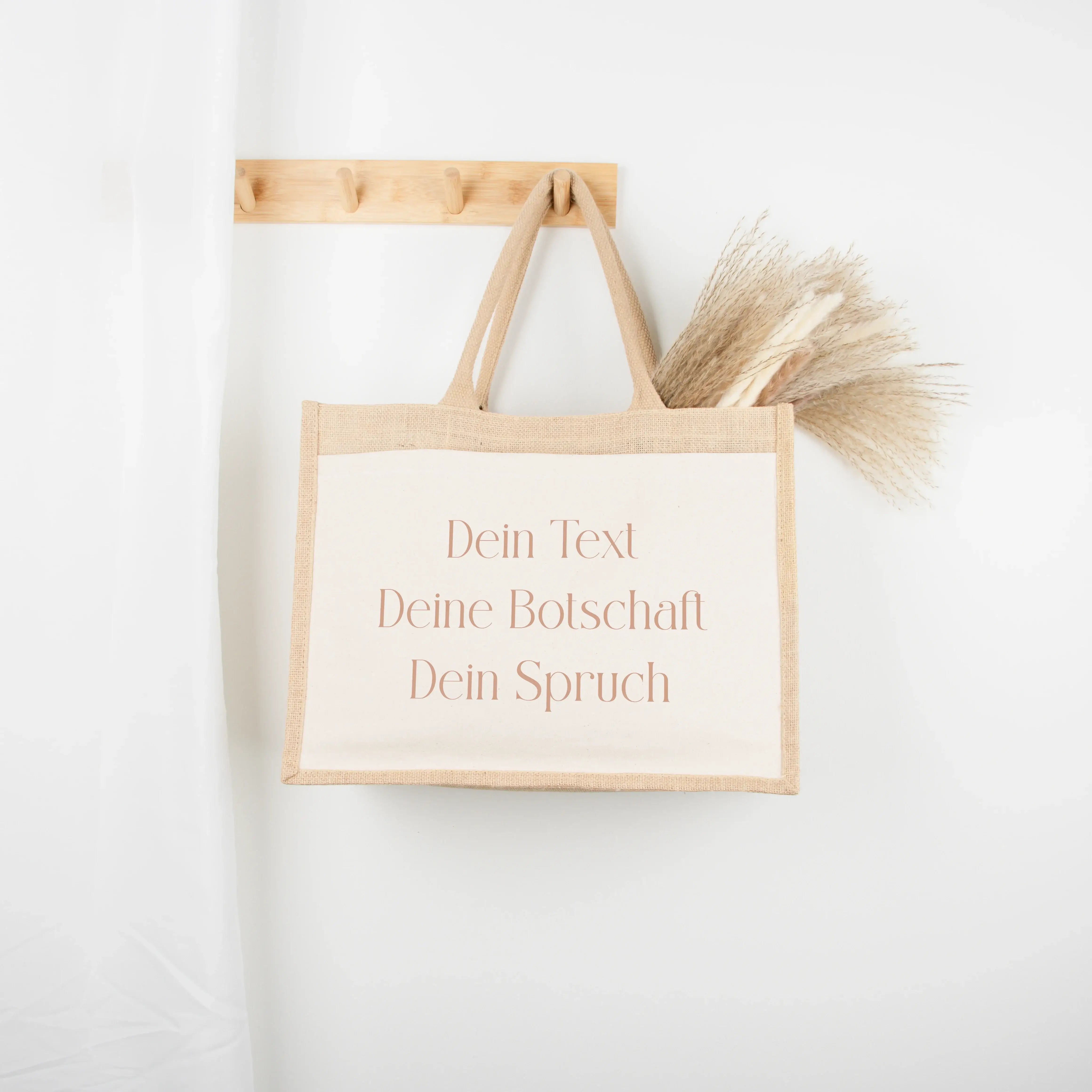 Jutetasche Eigener Spruch - Jutetasche - famprints - Mit einer Jutetasche eigener Spruch von famprints gestaltest du einen Begleiter, der deine Worte trägt und im Alltag für liebevolle Momente sorgt. Die naturfarbene Jute kombiniert mit einer Baumwoll-Vor