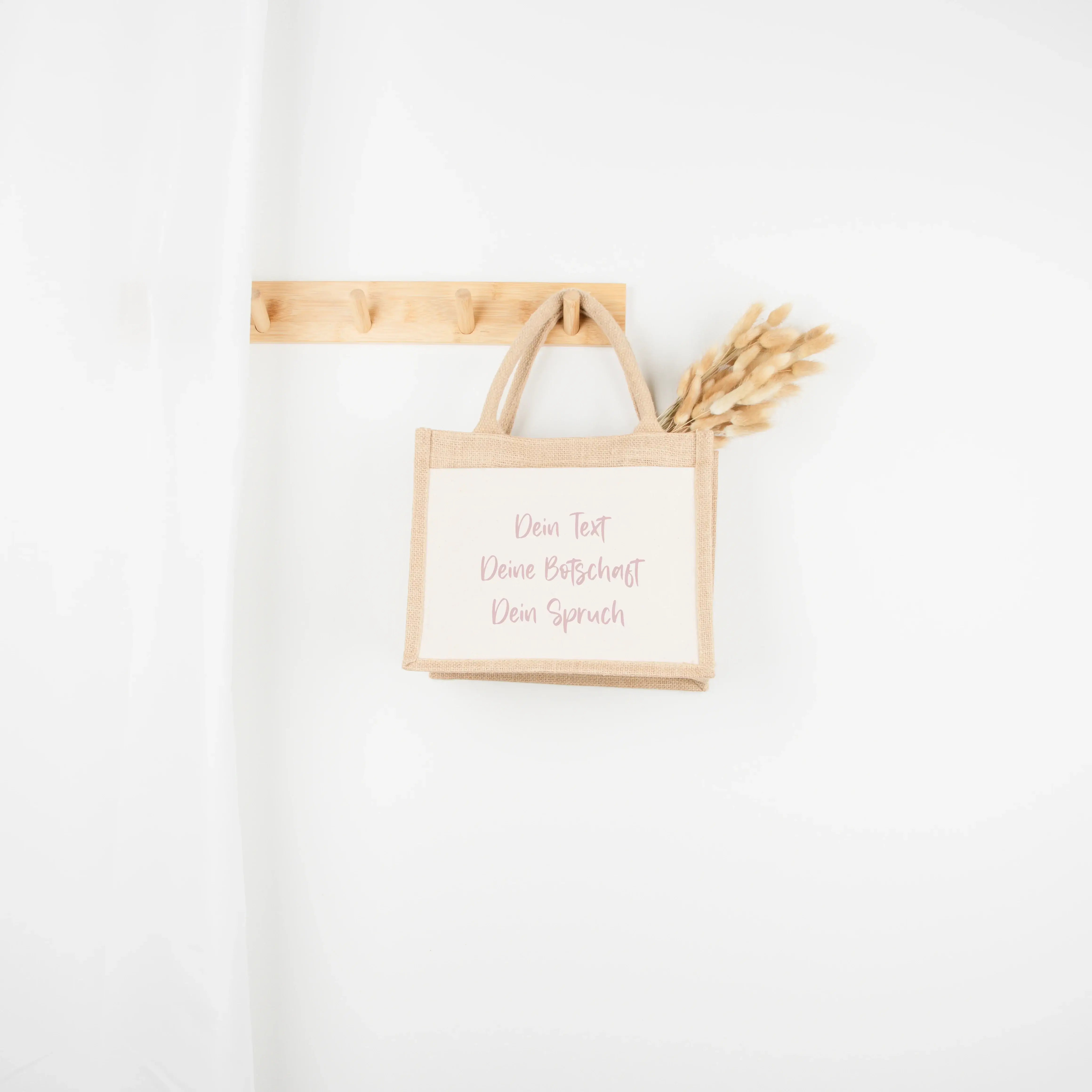 Jutetasche Eigener Spruch - Jutetasche - famprints - Mit einer Jutetasche eigener Spruch von famprints gestaltest du einen Begleiter, der deine Worte trägt und im Alltag für liebevolle Momente sorgt. Die naturfarbene Jute kombiniert mit einer Baumwoll-Vor