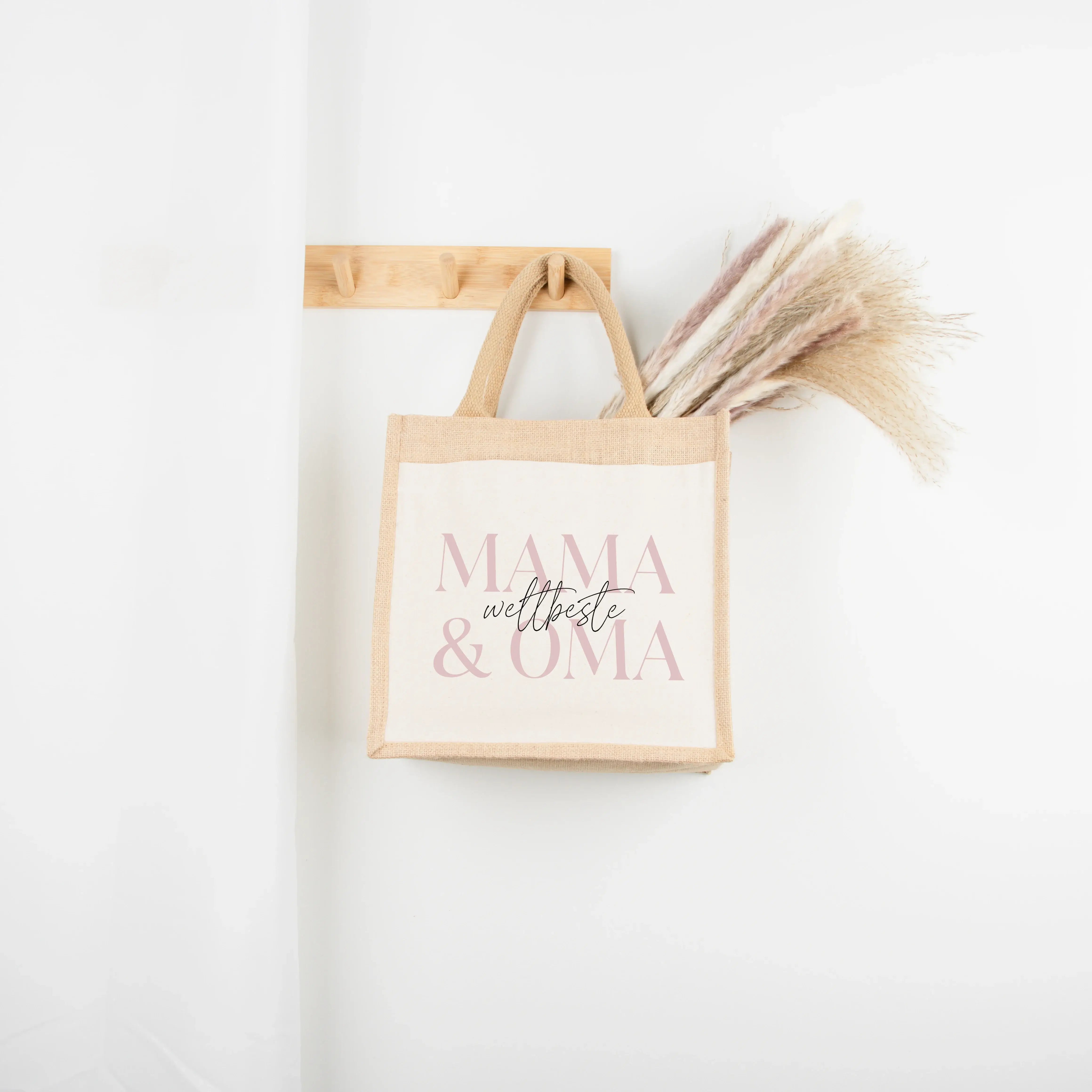 Jutetasche beste Mama + Oma-Jutetasche-famprints-Diese Jutetasche beste Mama + Oma ist ein liebevolles Statement für Frauen, die beides sind und genau dafür geschätzt werden. Ob im Alltag, beim Einkaufen oder als stilvolle Begleitung unterwegs – die Tasch