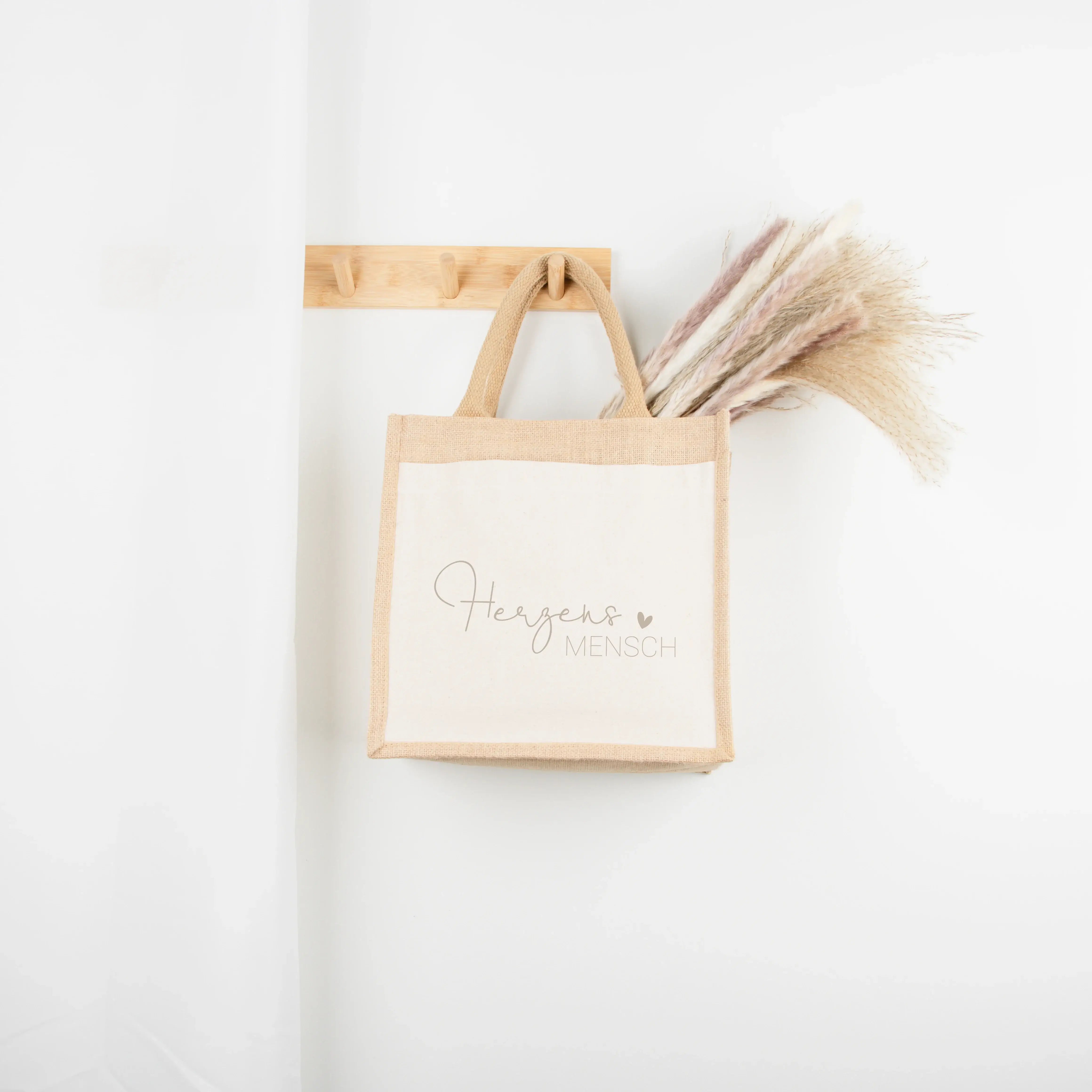 Jutetasche Herzensmensch-Jutetasche-famprints-Die Jutetasche Herzensmensch von famprints ist mehr als nur eine Tasche – sie ist eine liebevolle Botschaft für Menschen, die dir besonders nahestehen. Mit dem feinen Schriftzug Herzensmensch und dem kleinen H
