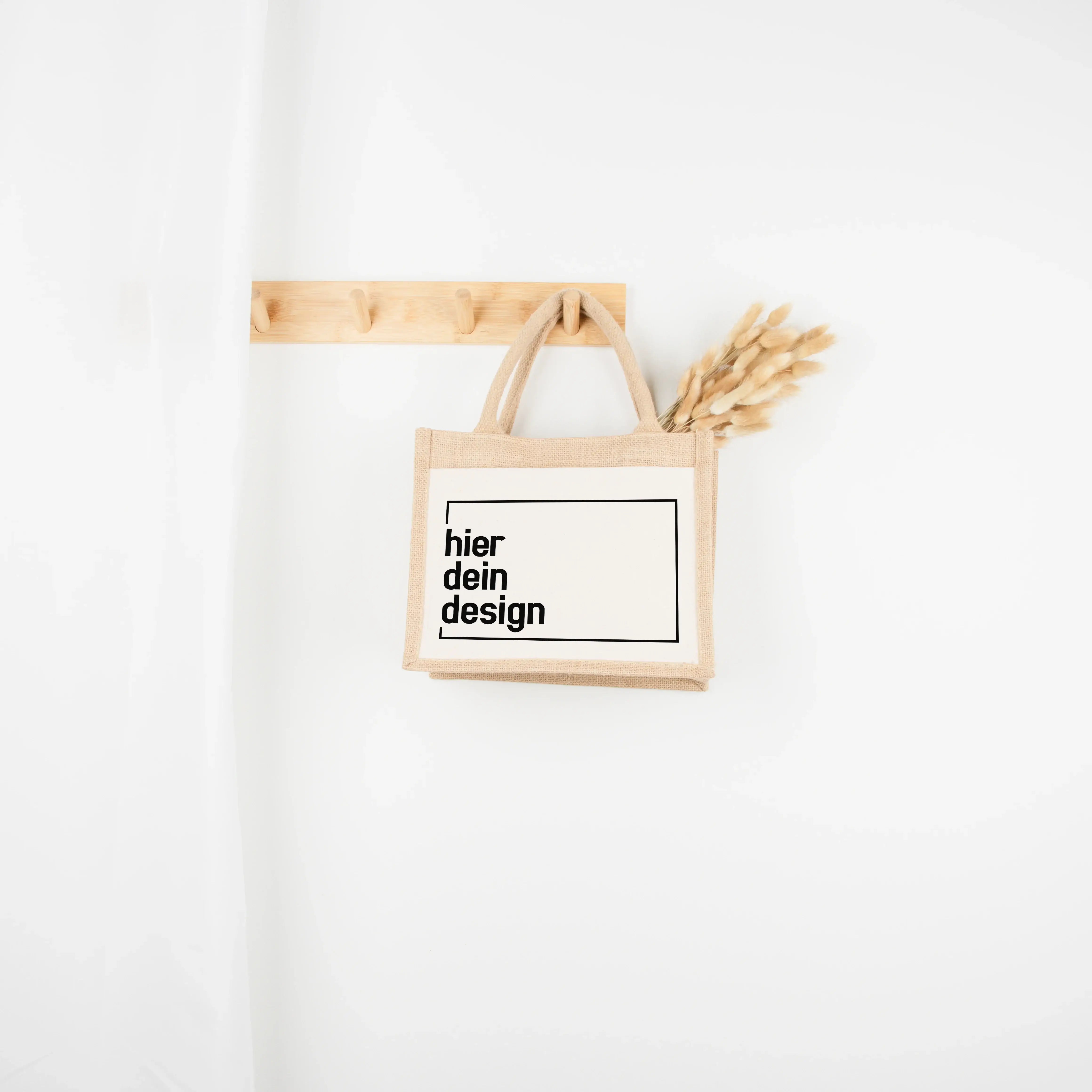 Jutetasche Dein Design-Jutetasche-famprints-Jutetasche Dein Design ist deine persönliche Tragetasche mit Charakter. Bei famprints gestaltest du eine hochwertige Jutetasche, die außen ihre natürliche Optik behält und innen laminiert ist. So wirkt sie authe