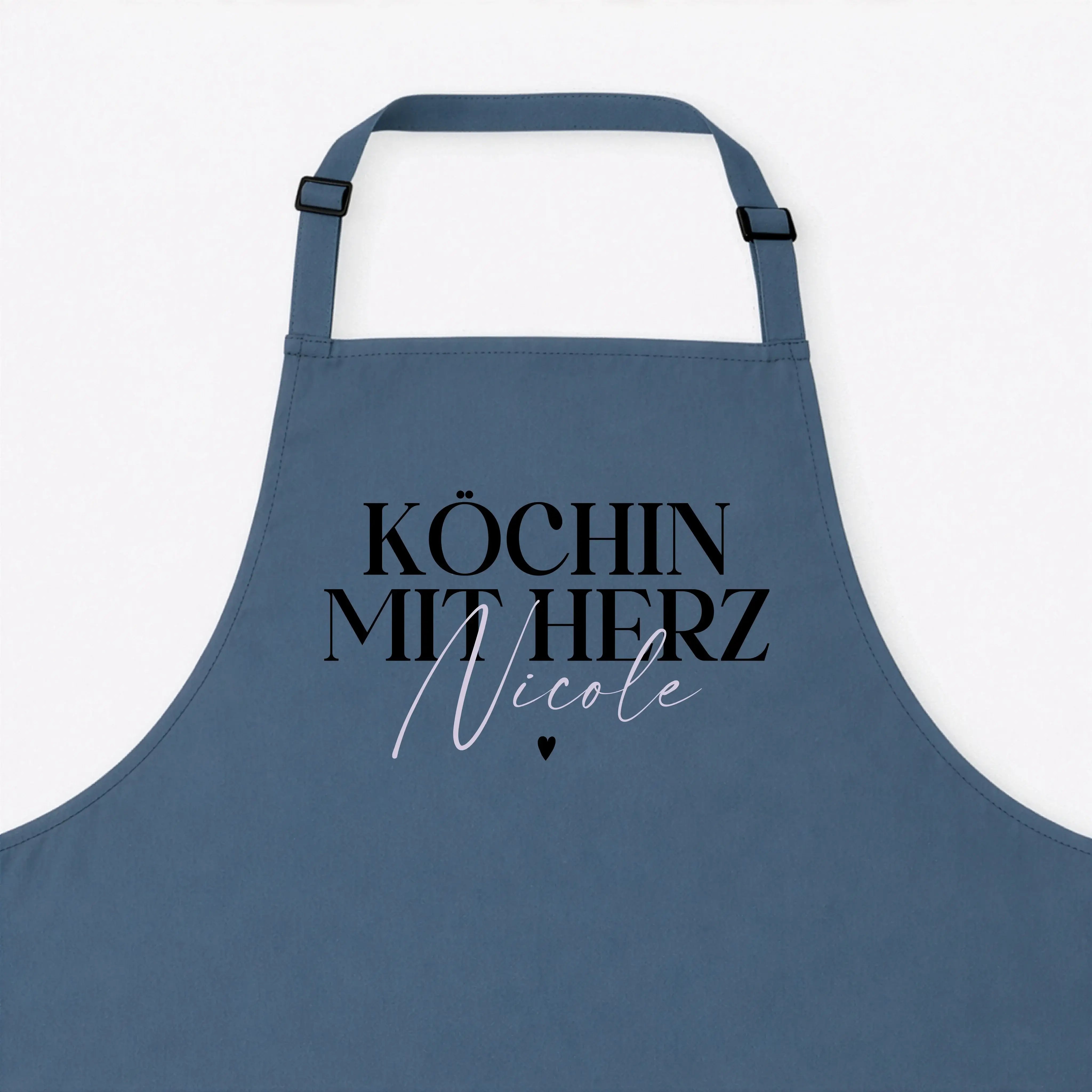 Kochschürze Köchin mit Herz--famprints-Die Kochschürze Köchin mit Herz von famprints ist mehr als nur ein praktisches Küchenaccessoire. Sie wird zu einem persönlichen Lieblingsstück, das Kochen, Backen und Zubereiten begleitet. Mit deinem Wunschnamen gest