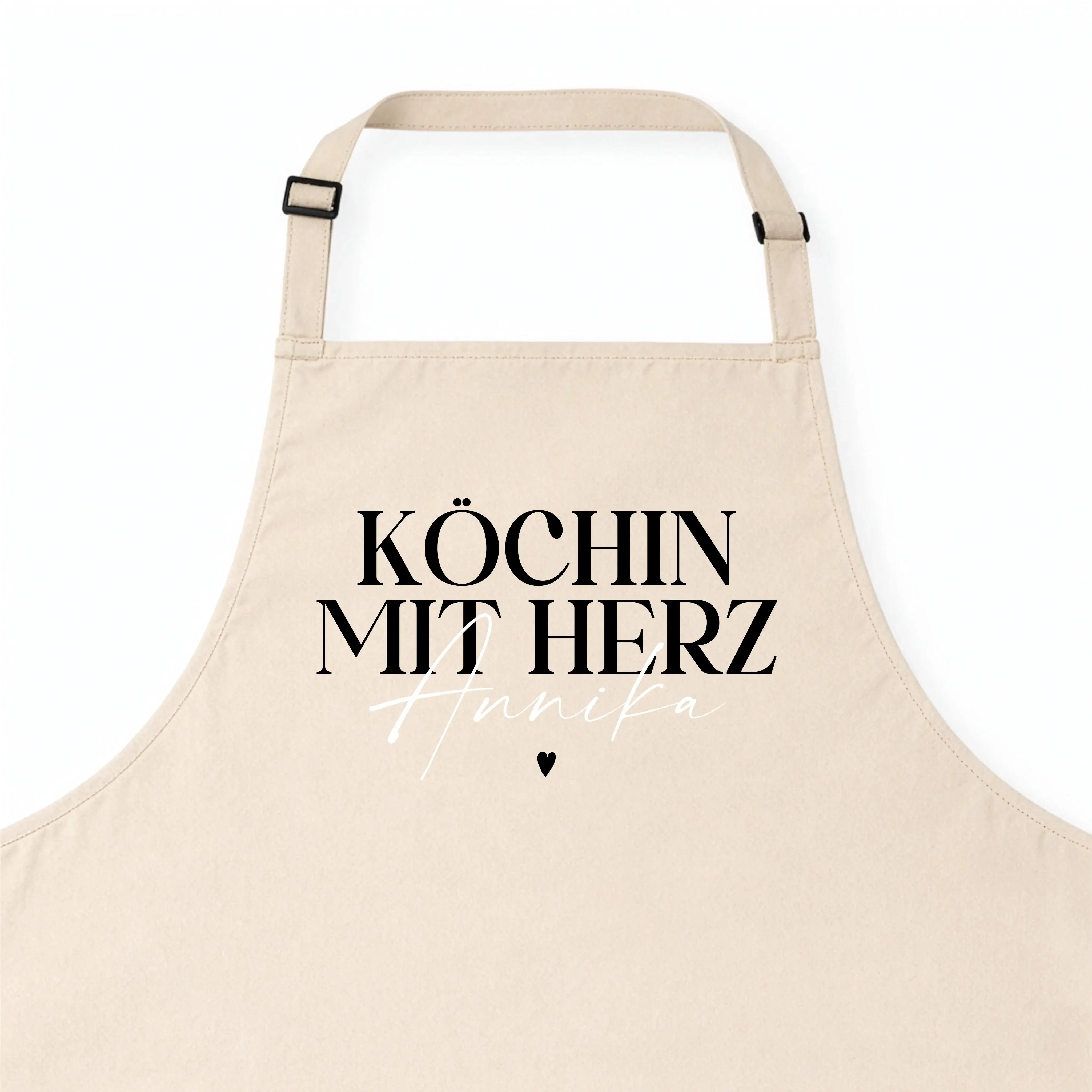 Kochschürze Köchin mit Herz--famprints-Die Kochschürze Köchin mit Herz von famprints ist mehr als nur ein praktisches Küchenaccessoire. Sie wird zu einem persönlichen Lieblingsstück, das Kochen, Backen und Zubereiten begleitet. Mit deinem Wunschnamen gest