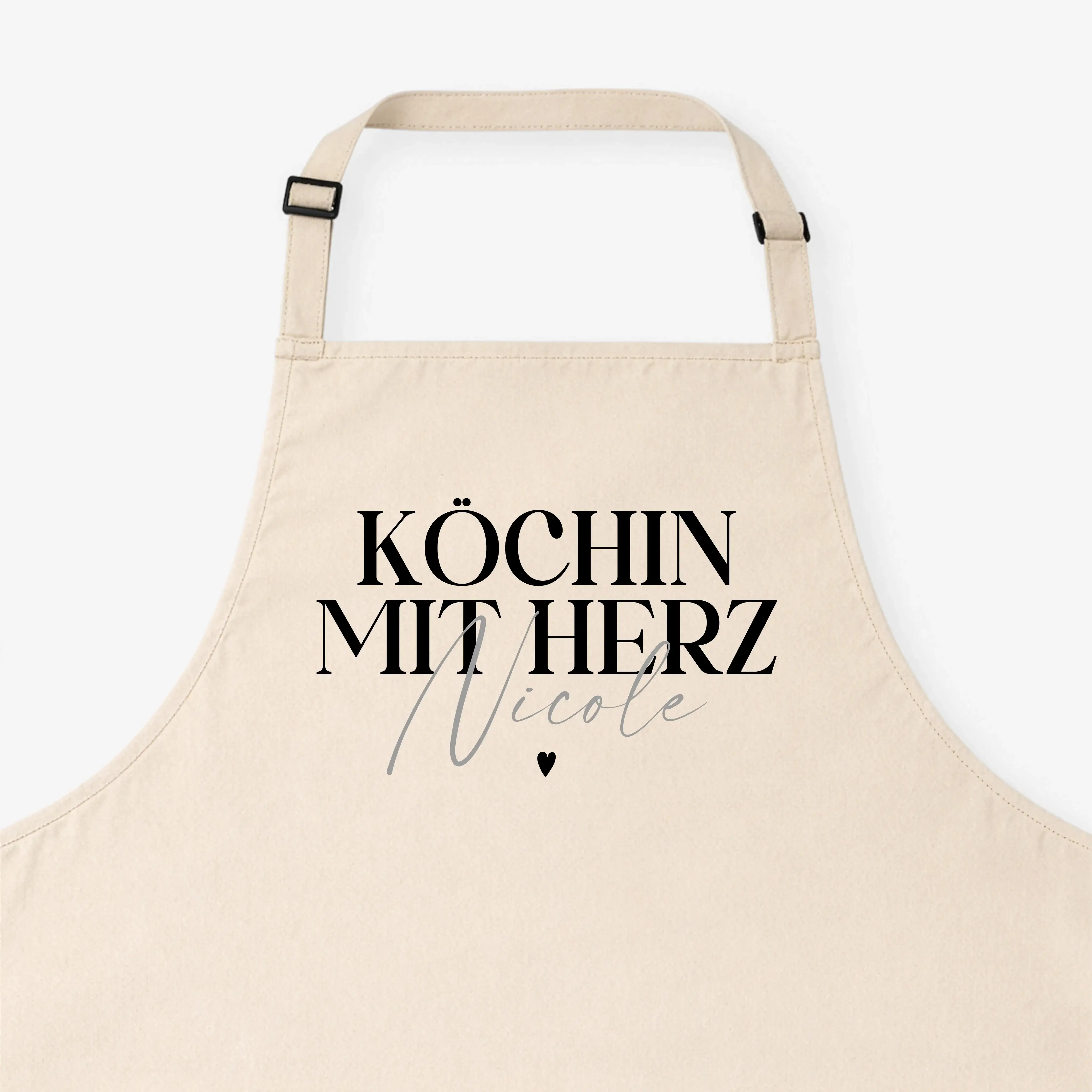 Kochschürze Köchin mit Herz-Kochschürze-famprints-Die Kochschürze Köchin mit Herz von famprints ist mehr als nur ein praktisches Küchenaccessoire. Sie wird zu einem persönlichen Lieblingsstück, das Kochen, Backen und Zubereiten begleitet. Mit deinem Wunsc