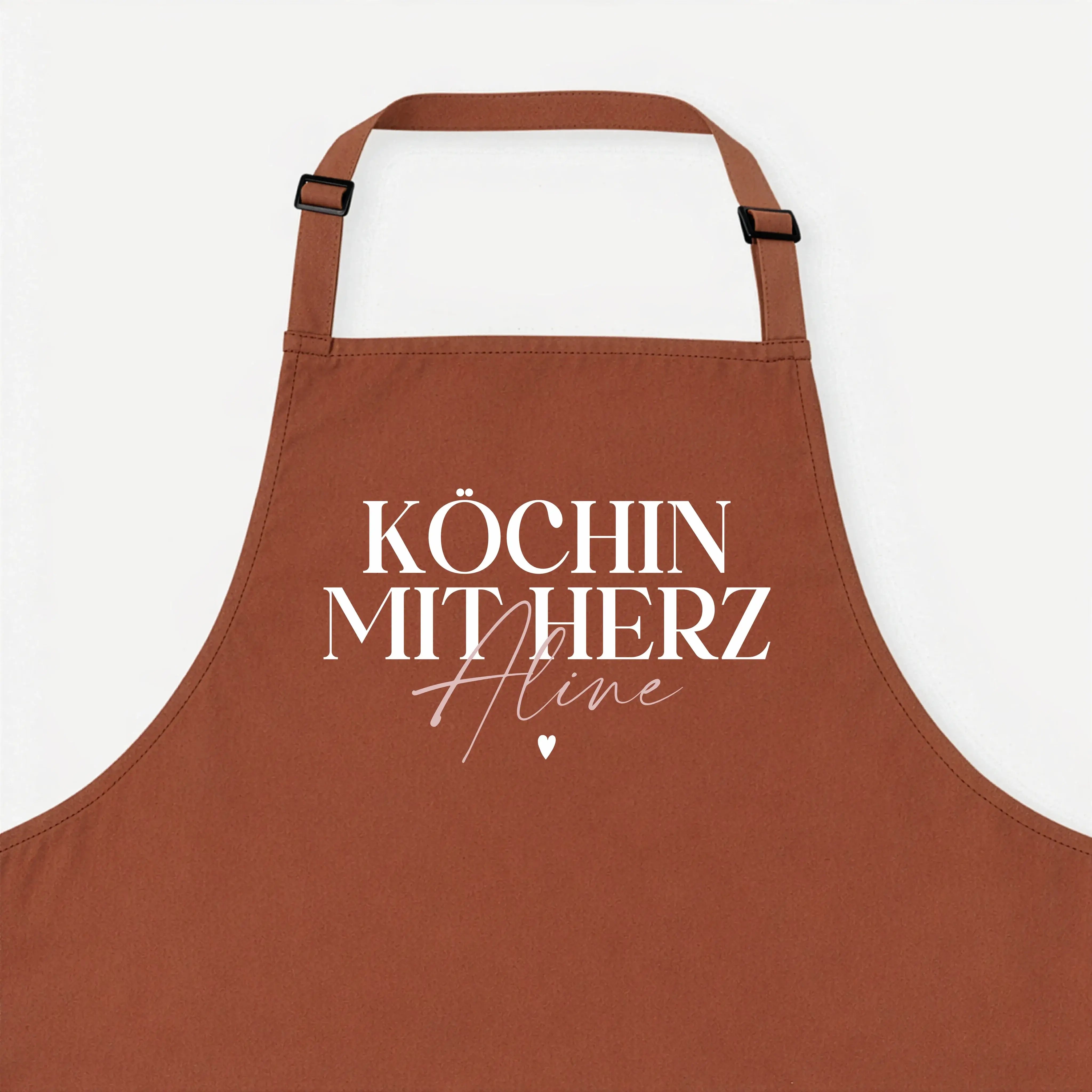 Kochschürze Köchin mit Herz--famprints-Die Kochschürze Köchin mit Herz von famprints ist mehr als nur ein praktisches Küchenaccessoire. Sie wird zu einem persönlichen Lieblingsstück, das Kochen, Backen und Zubereiten begleitet. Mit deinem Wunschnamen gest