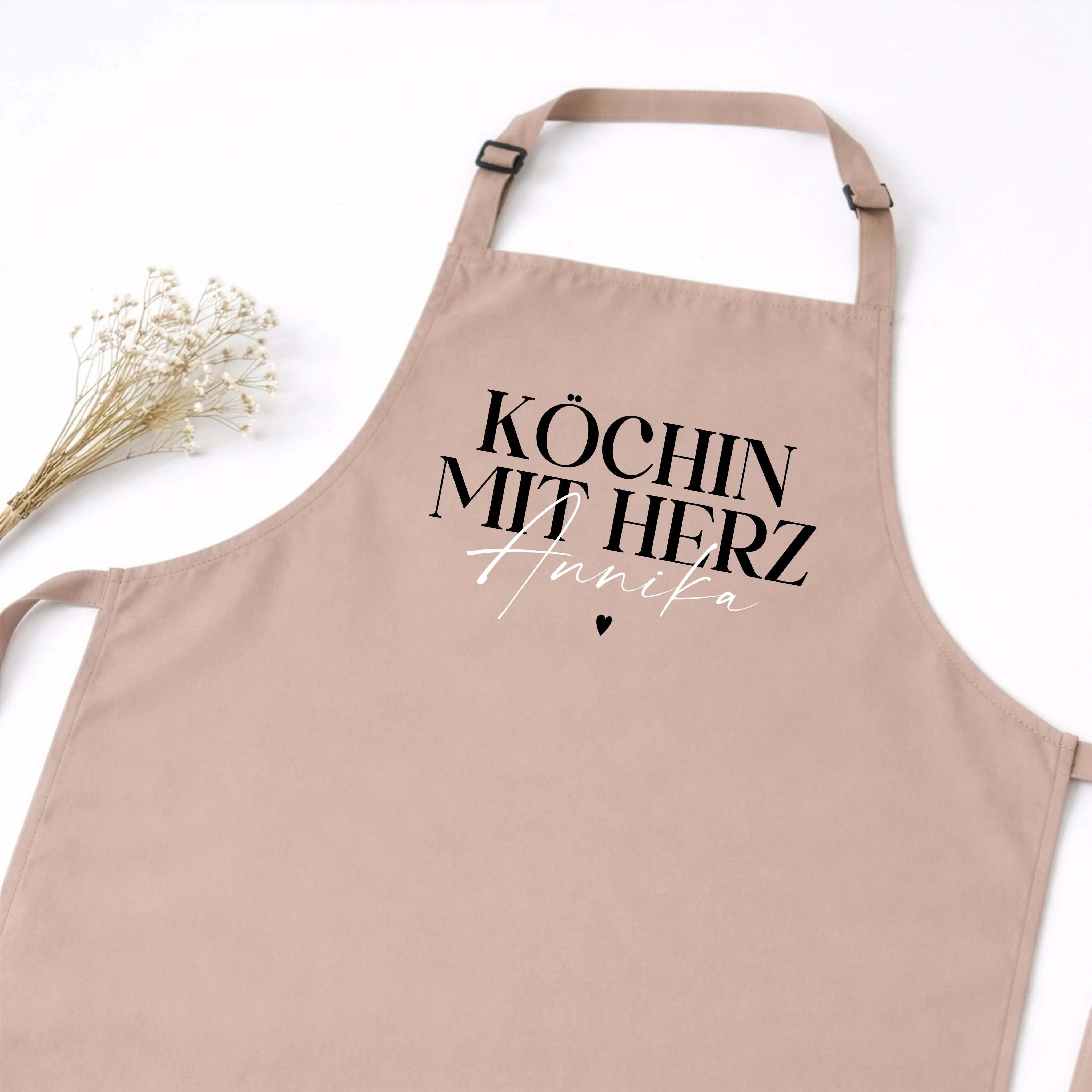 Kochschürze Köchin mit Herz-Kochschürze-famprints-Die Kochschürze Köchin mit Herz von famprints ist mehr als nur ein praktisches Küchenaccessoire. Sie wird zu einem persönlichen Lieblingsstück, das Kochen, Backen und Zubereiten begleitet. Mit deinem Wunsc