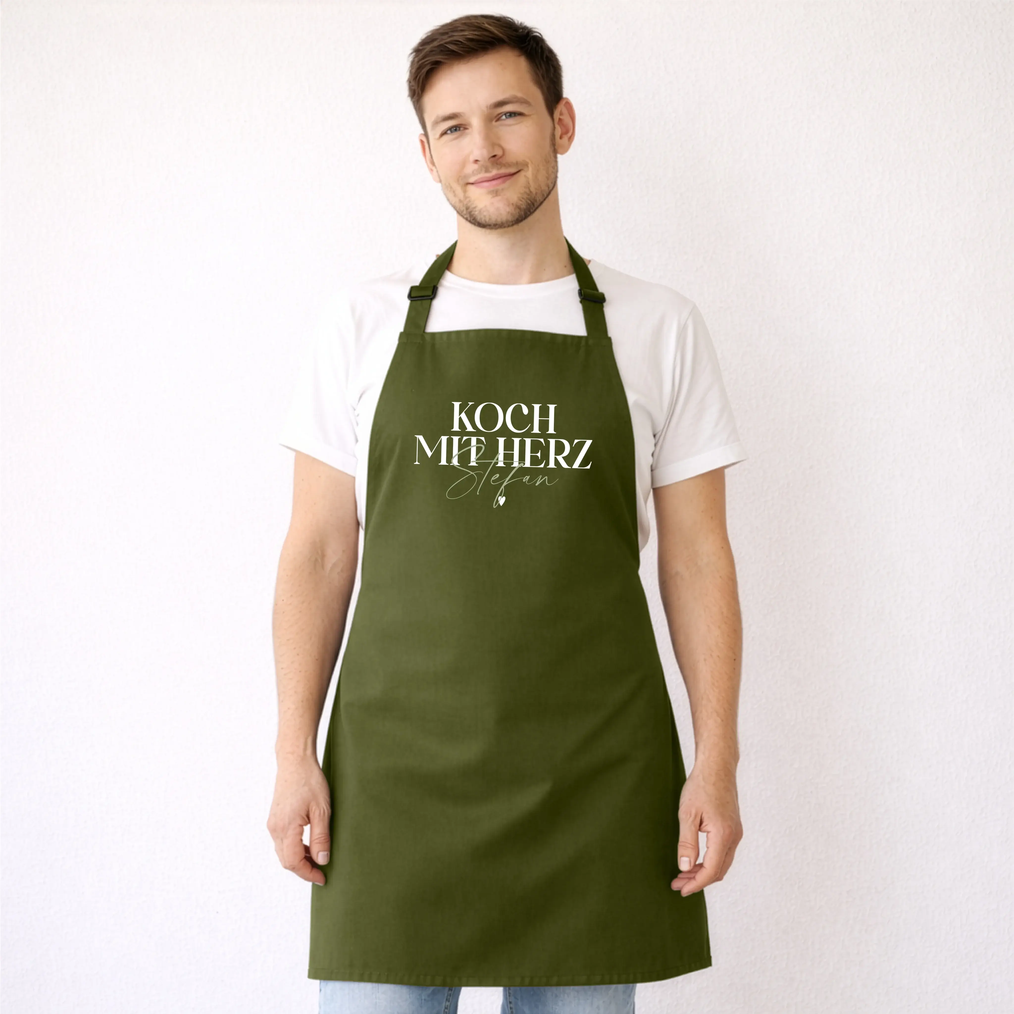 Kochschürze Koch mit Herz-Kochschürze-famprints-Kochschürze Koch mit Herz steht für Freude am Kochen und für eine persönliche Note, die man sofort sieht. Bei famprints wird aus einer hochwertigen Küchenschürze ein individuelles Geschenk, das genau zu dir