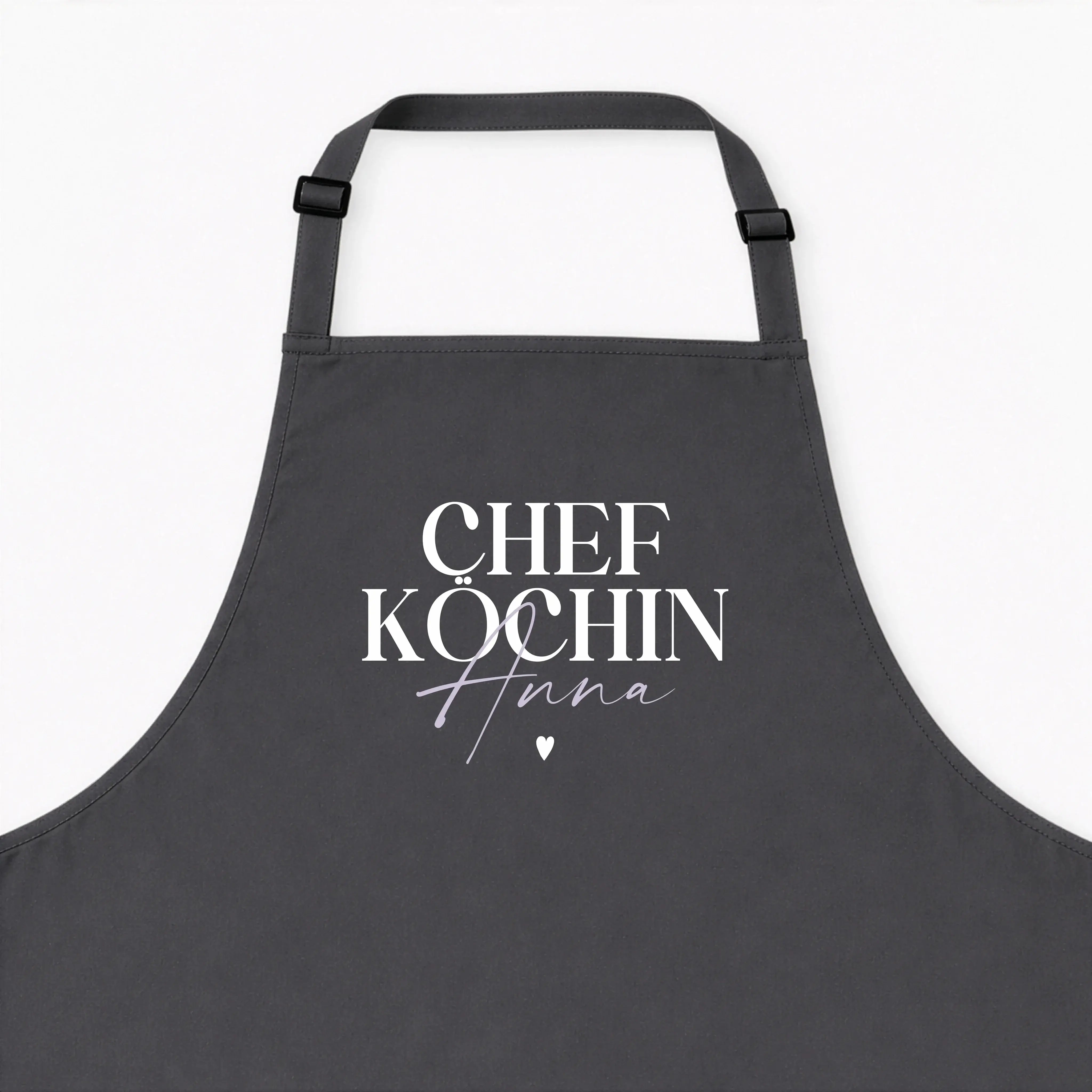 Kochschürze Chefköchin-Kochschürze-famprints-Die Kochschürze Chefköchin von famprints ist mehr als ein praktisches Küchenaccessoire. Sie wird mit deinem Wunschnamen personalisiert und macht Kochen, Backen und Vorbereiten zu etwas Persönlichem. Der Schrift