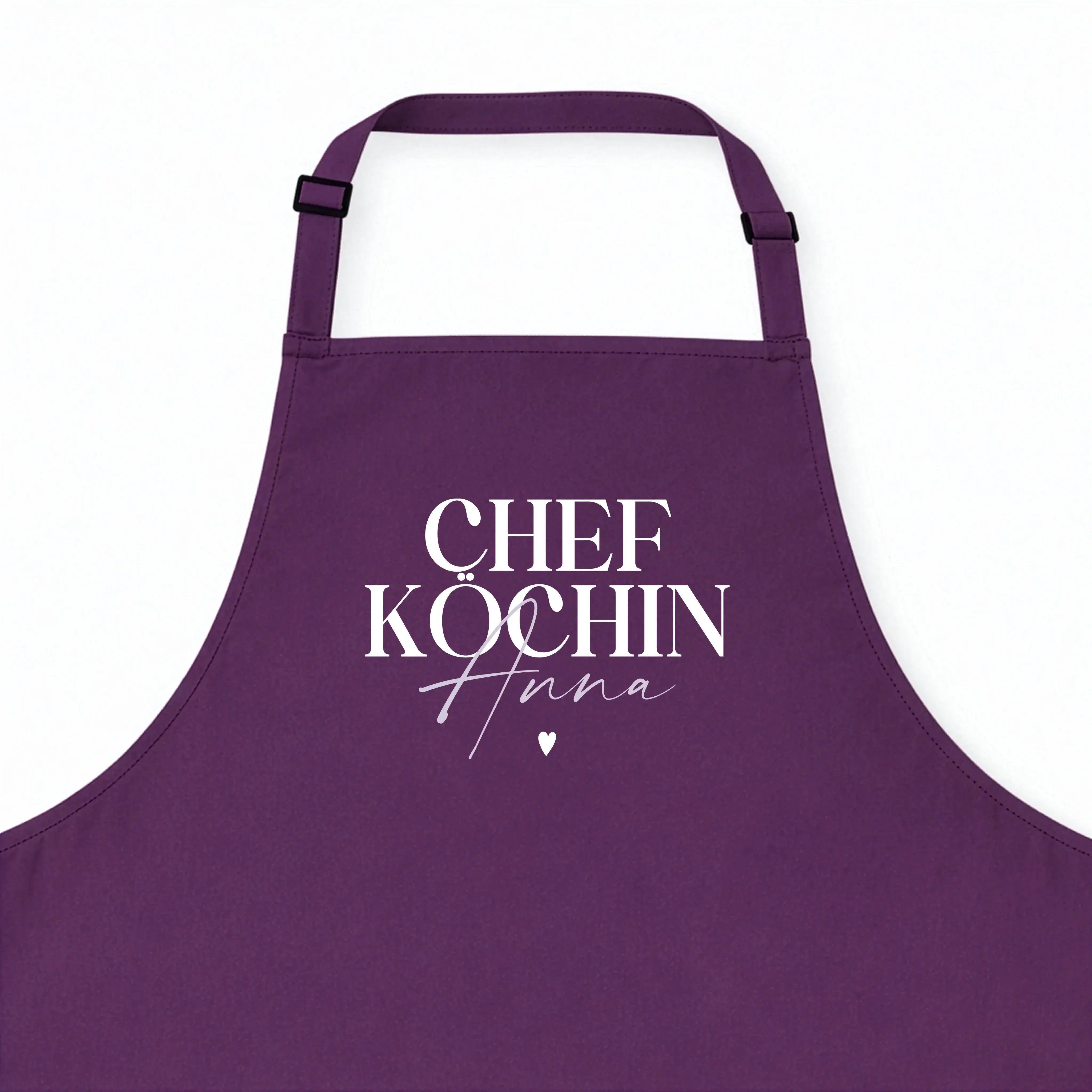 Kochschürze Chefköchin-Kochschürze-famprints-Die Kochschürze Chefköchin von famprints ist mehr als ein praktisches Küchenaccessoire. Sie wird mit deinem Wunschnamen personalisiert und macht Kochen, Backen und Vorbereiten zu etwas Persönlichem. Der Schrift