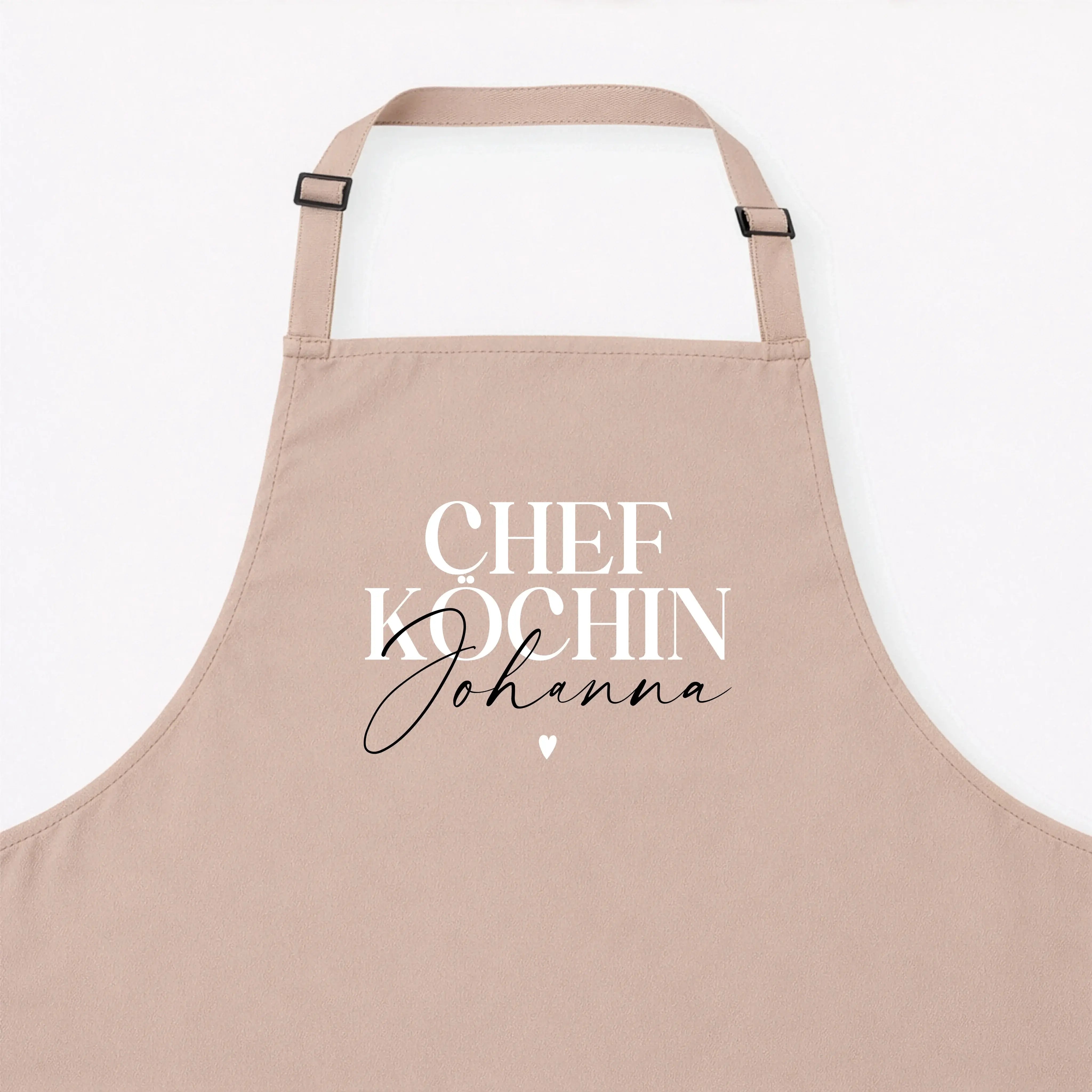 Kochschürze Chefköchin-Kochschürze-famprints-Die Kochschürze Chefköchin von famprints ist mehr als ein praktisches Küchenaccessoire. Sie wird mit deinem Wunschnamen personalisiert und macht Kochen, Backen und Vorbereiten zu etwas Persönlichem. Der Schrift