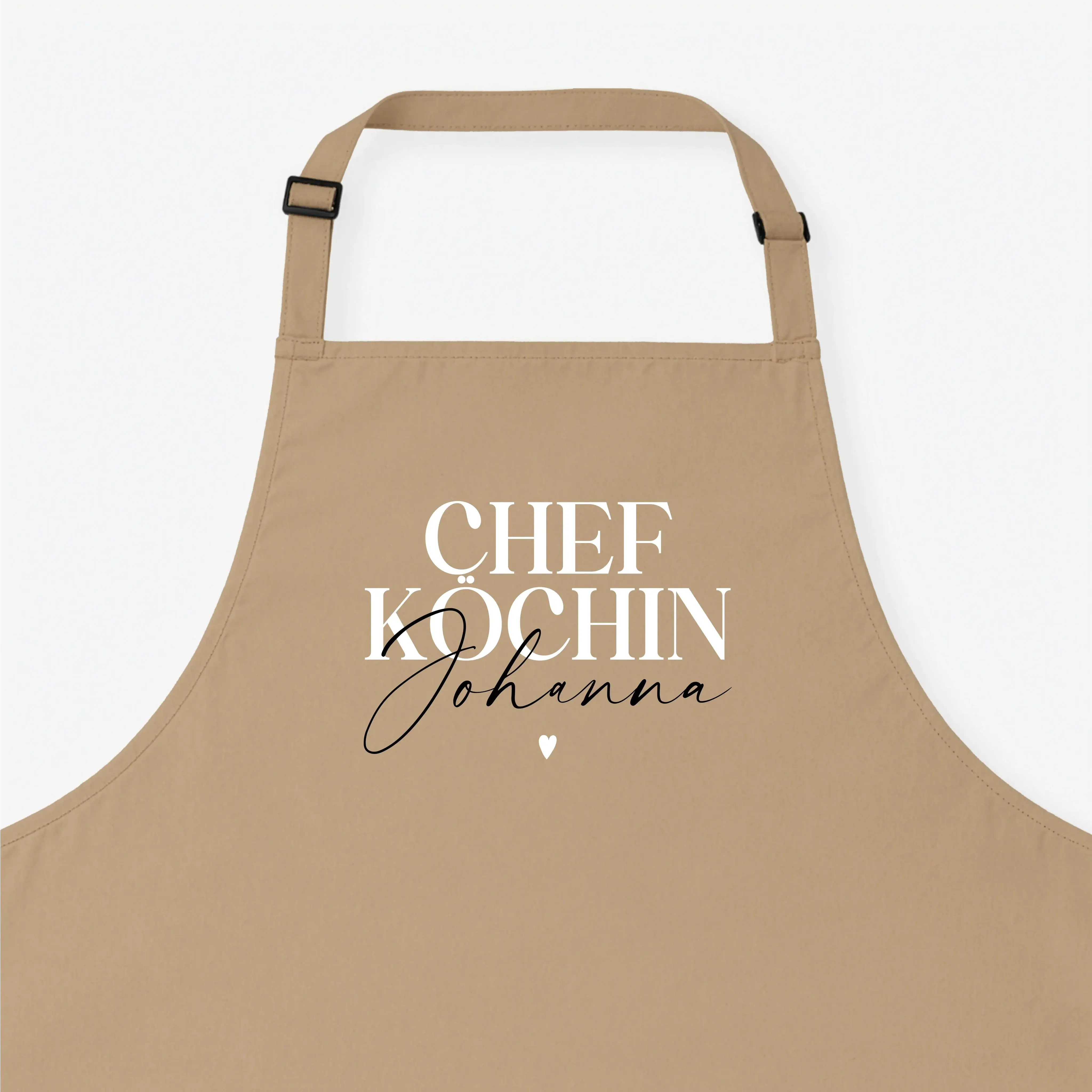 Kochschürze Chefköchin-Kochschürze-famprints-Die Kochschürze Chefköchin von famprints ist mehr als ein praktisches Küchenaccessoire. Sie wird mit deinem Wunschnamen personalisiert und macht Kochen, Backen und Vorbereiten zu etwas Persönlichem. Der Schrift