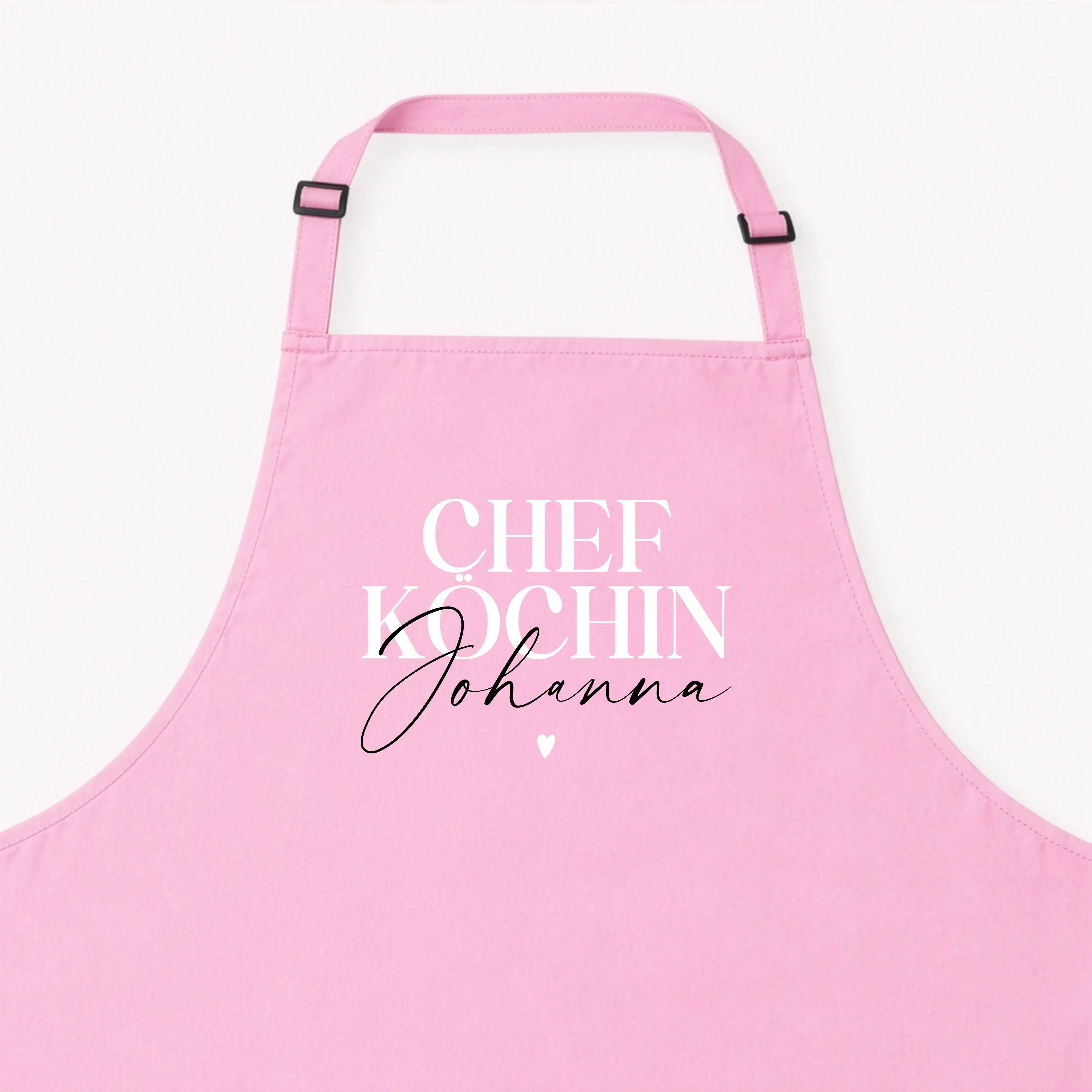Kochschürze Chefköchin-Kochschürze-famprints-Die Kochschürze Chefköchin von famprints ist mehr als ein praktisches Küchenaccessoire. Sie wird mit deinem Wunschnamen personalisiert und macht Kochen, Backen und Vorbereiten zu etwas Persönlichem. Der Schrift