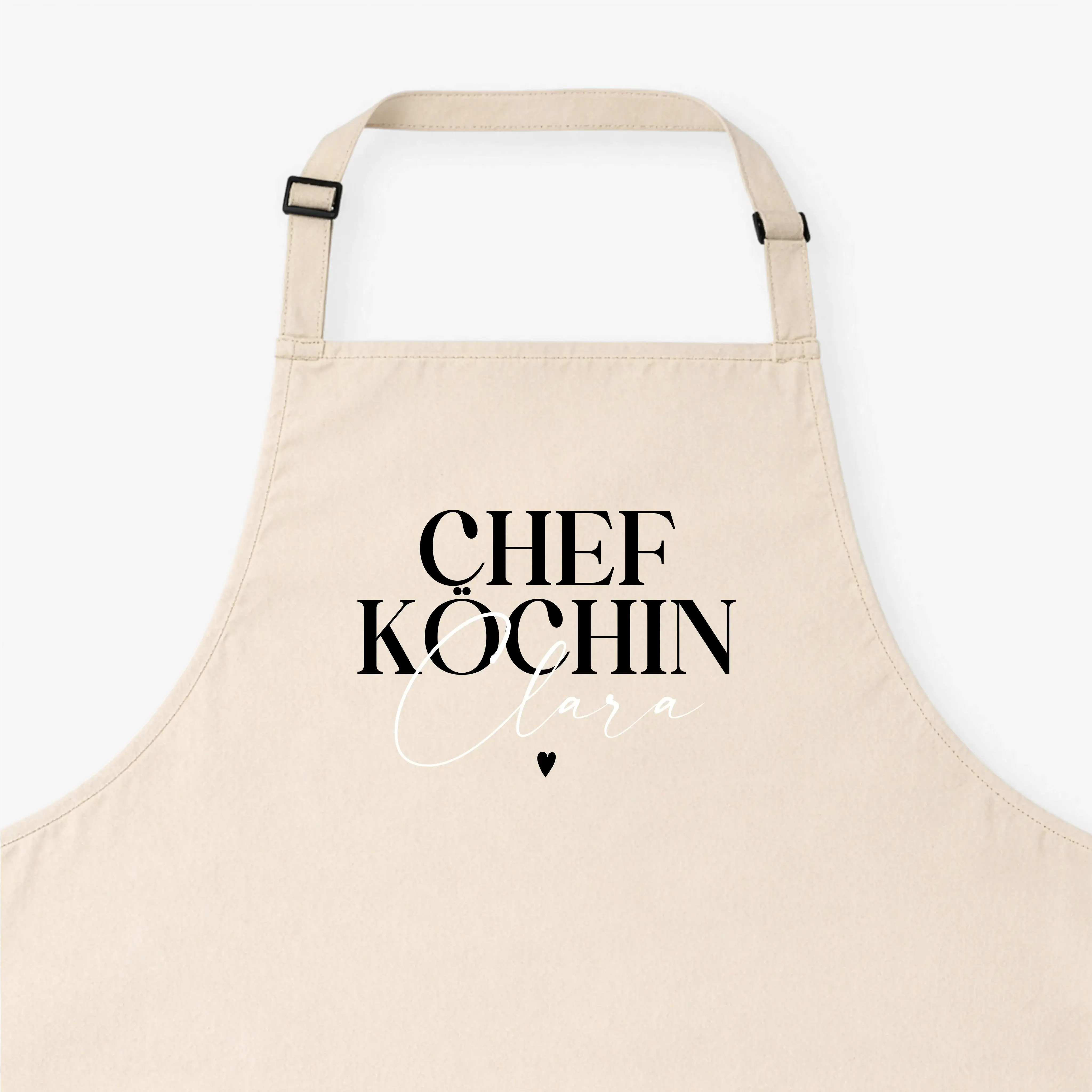 Kochschürze Chefköchin-Kochschürze-famprints-Die Kochschürze Chefköchin von famprints ist mehr als ein praktisches Küchenaccessoire. Sie wird mit deinem Wunschnamen personalisiert und macht Kochen, Backen und Vorbereiten zu etwas Persönlichem. Der Schrift