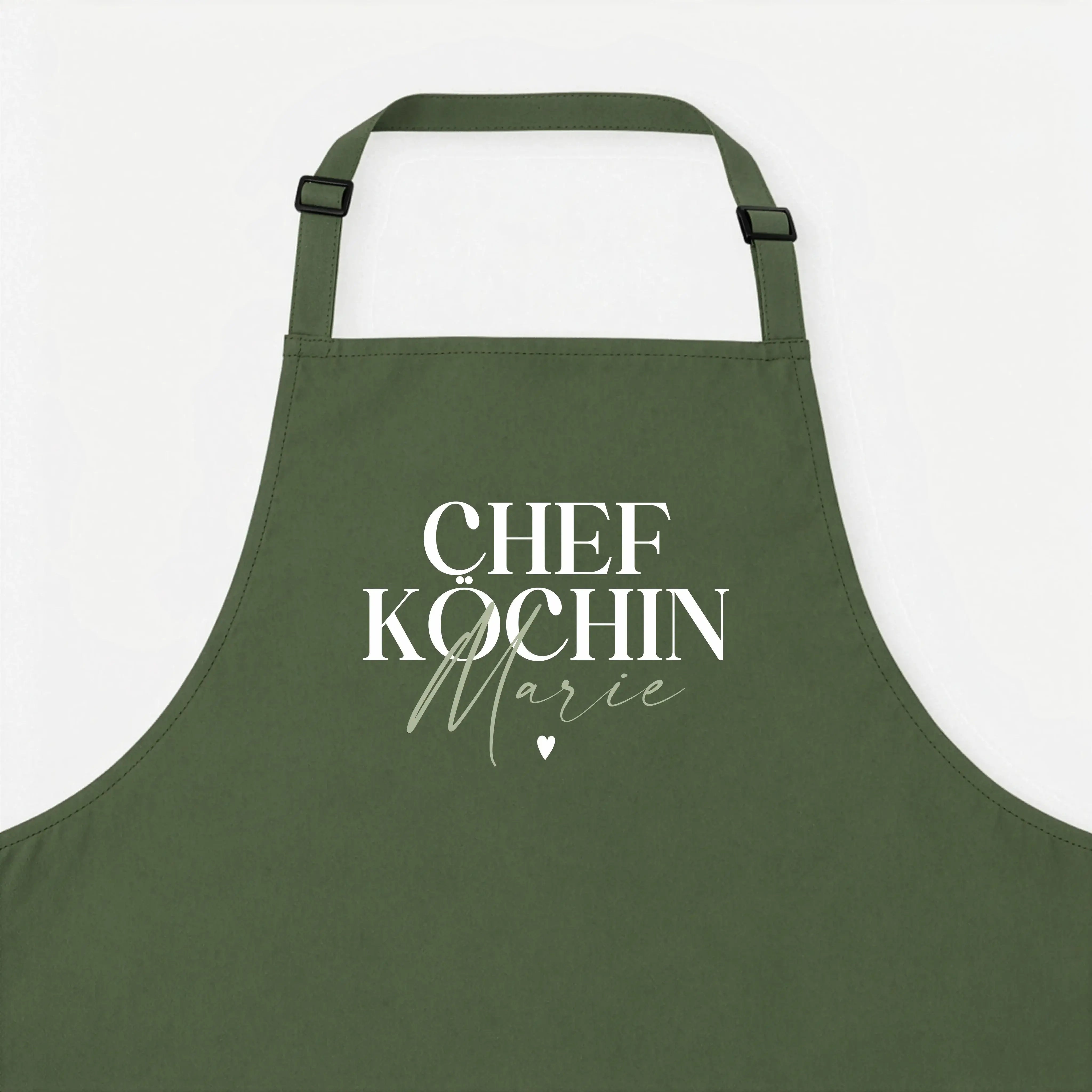 Kochschürze Chefköchin-Kochschürze-famprints-Die Kochschürze Chefköchin von famprints ist mehr als ein praktisches Küchenaccessoire. Sie wird mit deinem Wunschnamen personalisiert und macht Kochen, Backen und Vorbereiten zu etwas Persönlichem. Der Schrift