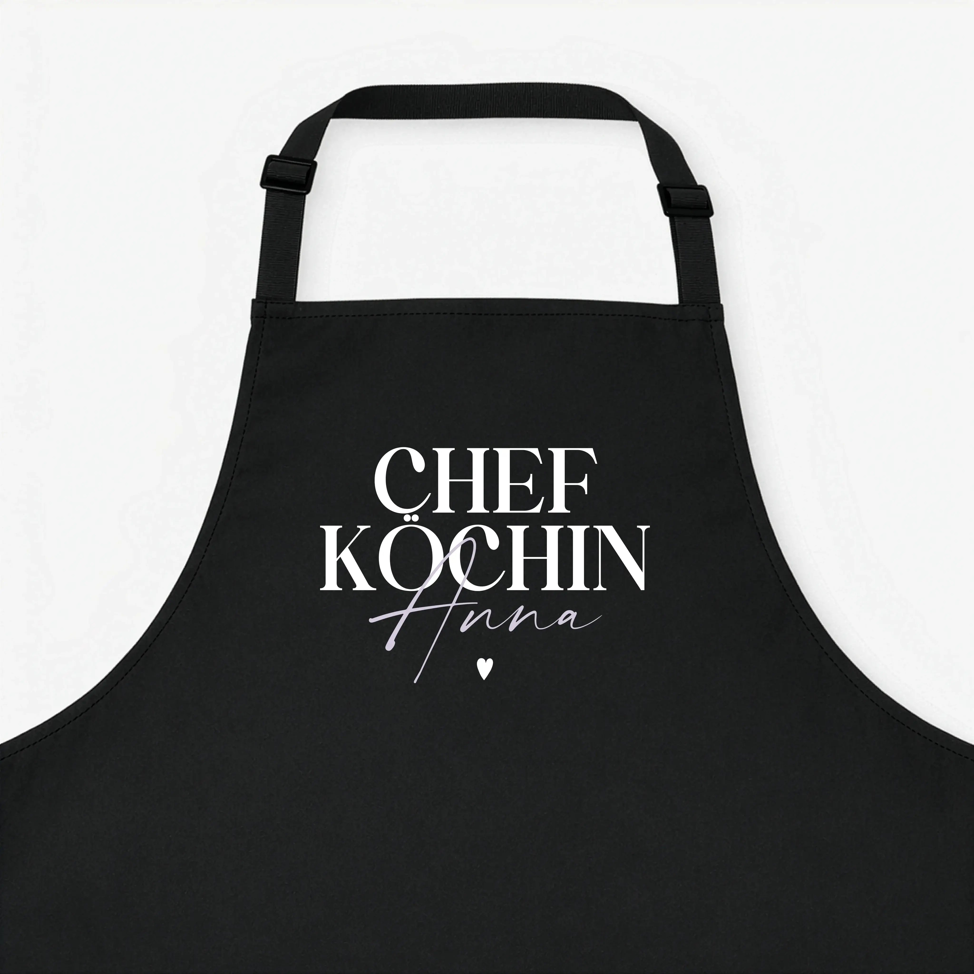 Kochschürze Chefköchin-Kochschürze-famprints-Die Kochschürze Chefköchin von famprints ist mehr als ein praktisches Küchenaccessoire. Sie wird mit deinem Wunschnamen personalisiert und macht Kochen, Backen und Vorbereiten zu etwas Persönlichem. Der Schrift