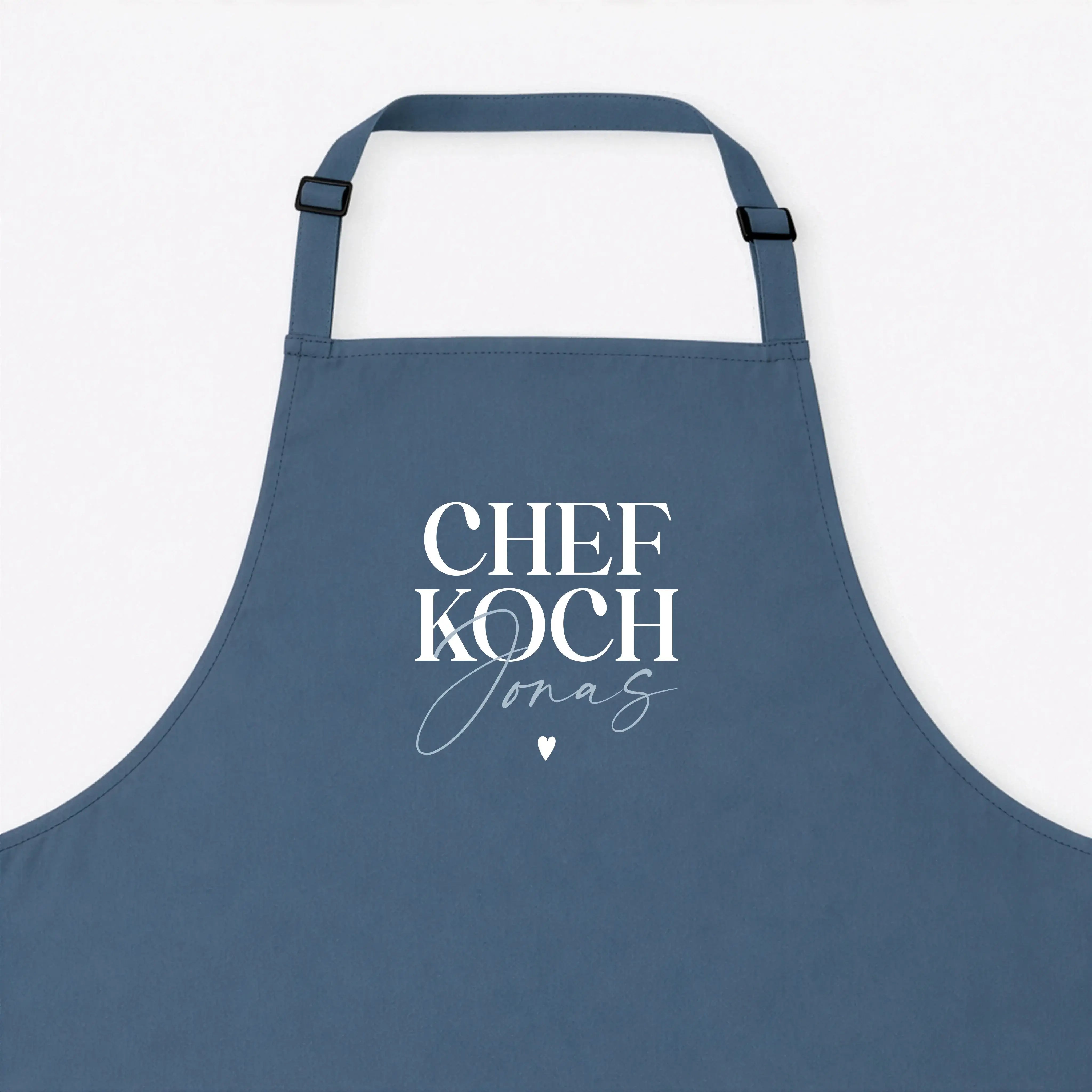 Kochschürze Chefkoch-Kochschürze-famprints-Die Kochschürze Chefkoch von famprints ist mehr als ein praktisches Küchenaccessoire. Sie wird mit deinem Wunschnamen personalisiert und verwandelt jedes Kochen in einen ganz persönlichen Moment. Der klare Schri
