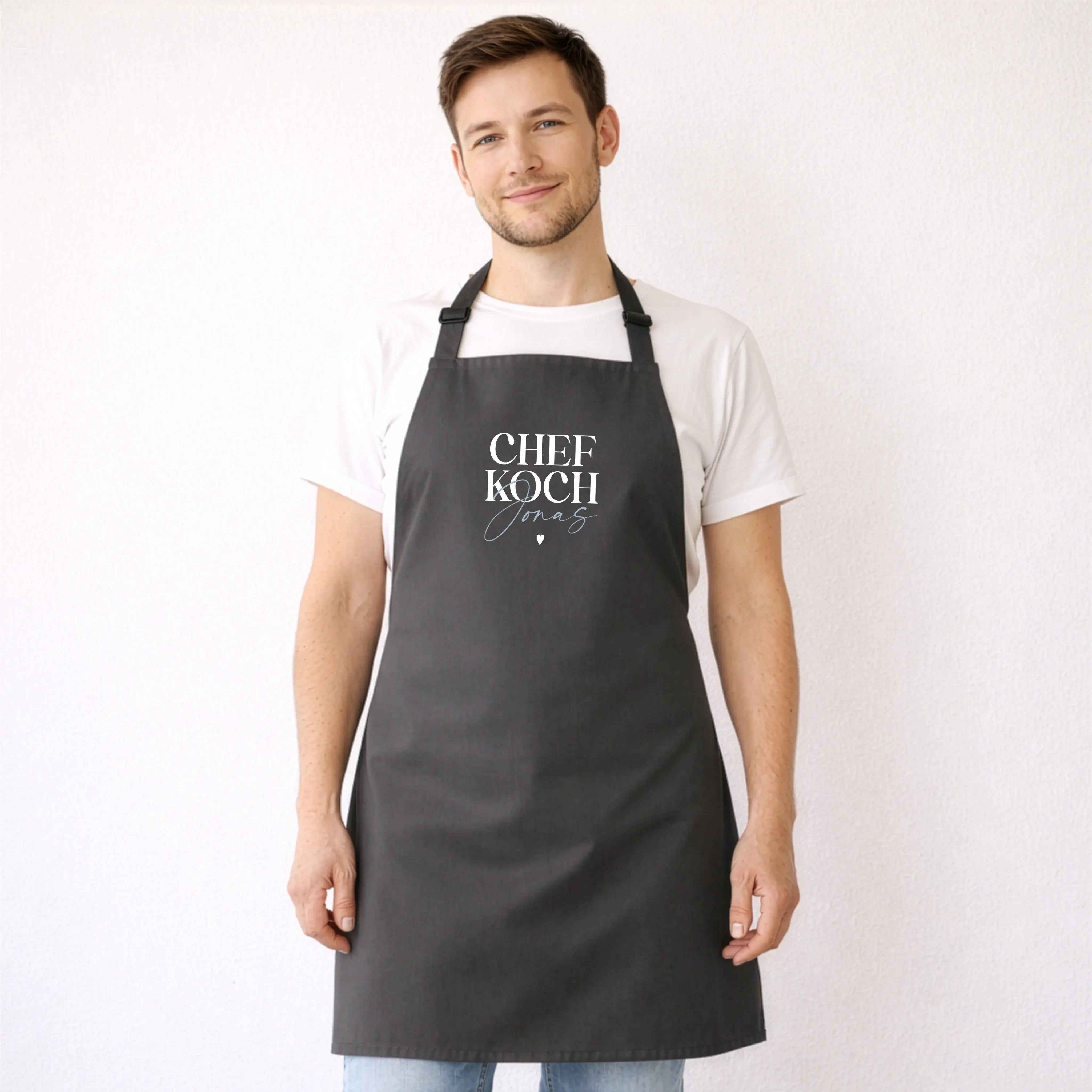 Kochschürze Chefkoch-Kochschürze-famprints-Die Kochschürze Chefkoch von famprints ist mehr als ein praktisches Küchenaccessoire. Sie wird mit deinem Wunschnamen personalisiert und verwandelt jedes Kochen in einen ganz persönlichen Moment. Der klare Schri