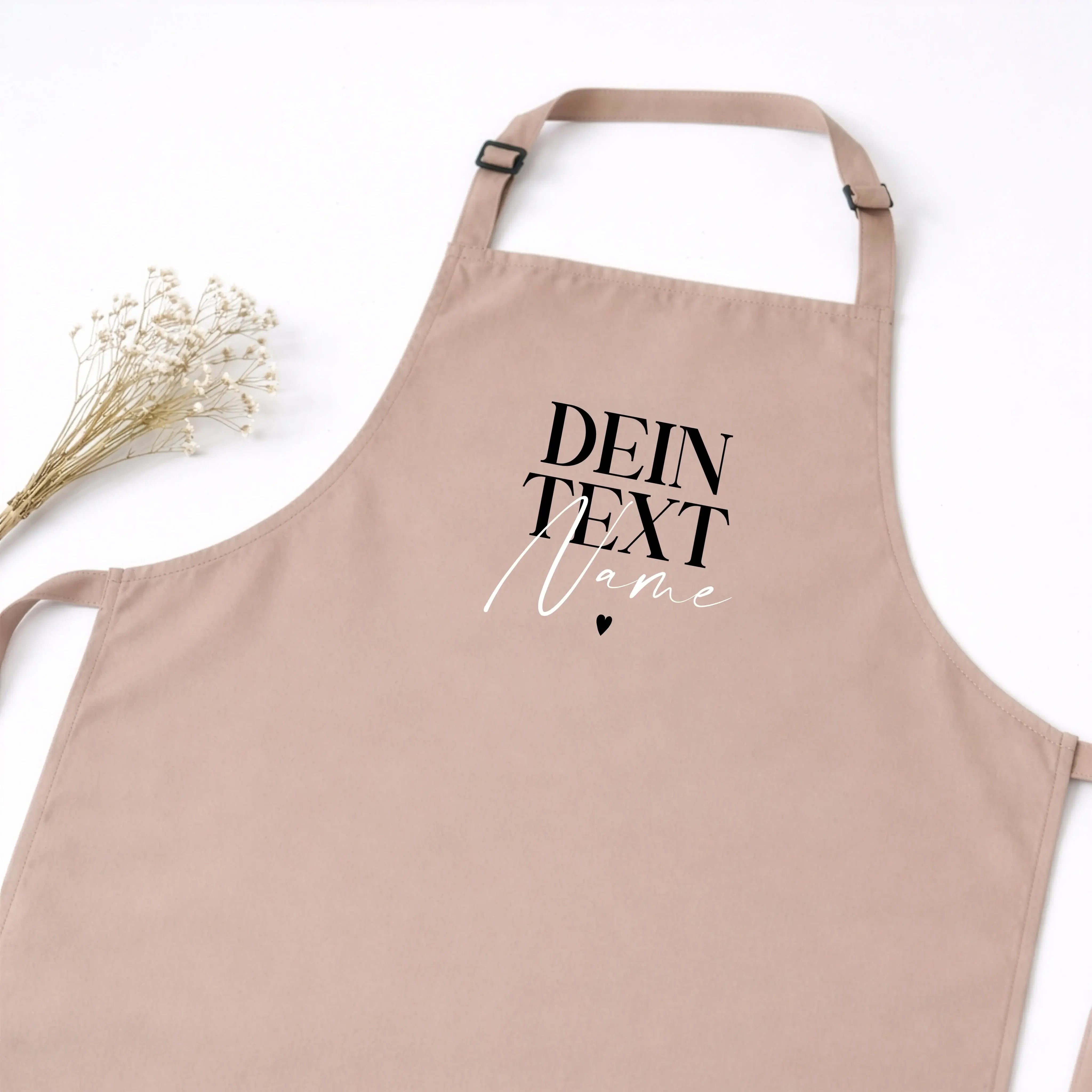 Kochschürze Dein Text-Kochschürze-famprints-Die Kochschürze Dein Text von famprints macht aus dem Kochen etwas Persönliches. Du gestaltest deine Schürze genau so, wie sie zu dir oder zur beschenkten Person passt. Ob Name, kurzer Spruch oder eine liebevoll
