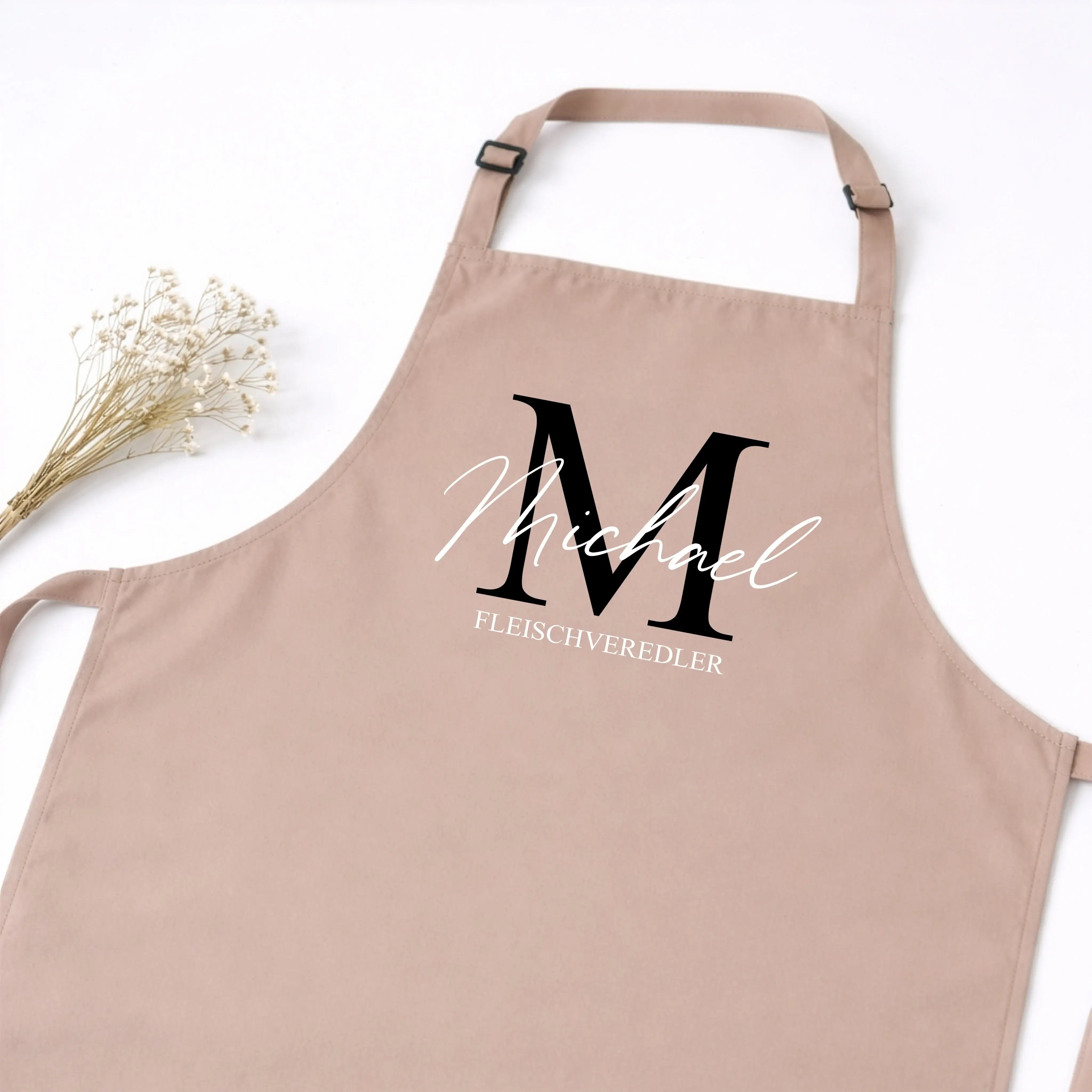 Kochschürze Initial + Text-Kochschürze-famprints-Die Kochschürze Initial + Text von famprints macht aus einem Alltagsprodukt ein persönliches Statement für Küche, Grill oder Backstube. Dein gewähltes Initial bildet den Mittelpunkt des Designs und wird mit