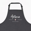 Kochschürze Text + Symbol-Kochschürze-famprints-Kochschürze Text + Symbol wird bei famprints zu einem persönlichen Küchenbegleiter, der genau zeigt, wer hier kocht, backt oder grillt. Du gestaltest deine Schürze mit Namen, Wunschtext und einem passenden S