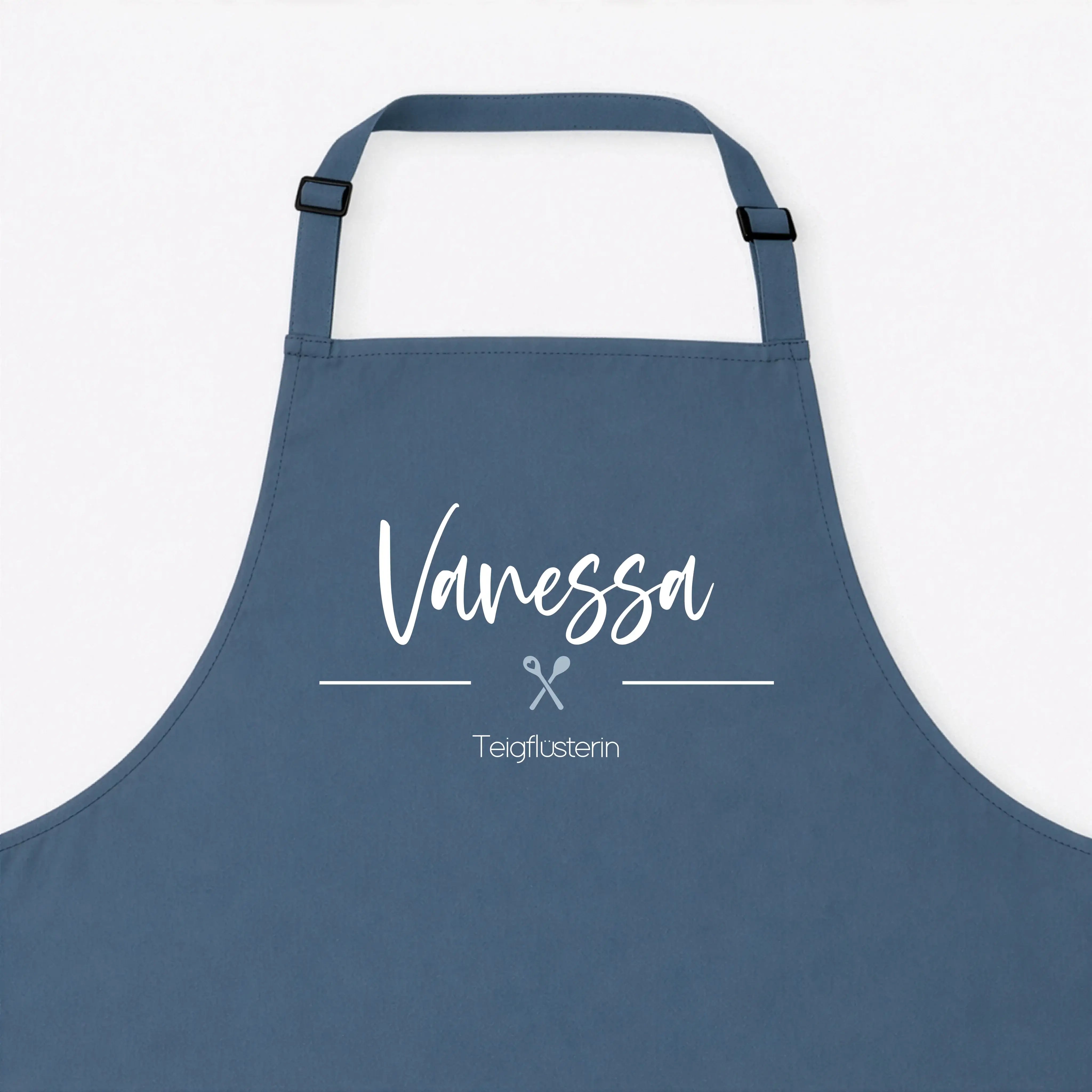 Kochschürze Text + Symbol-Kochschürze-famprints-Kochschürze Text + Symbol wird bei famprints zu einem persönlichen Küchenbegleiter, der genau zeigt, wer hier kocht, backt oder grillt. Du gestaltest deine Schürze mit Namen, Wunschtext und einem passenden S