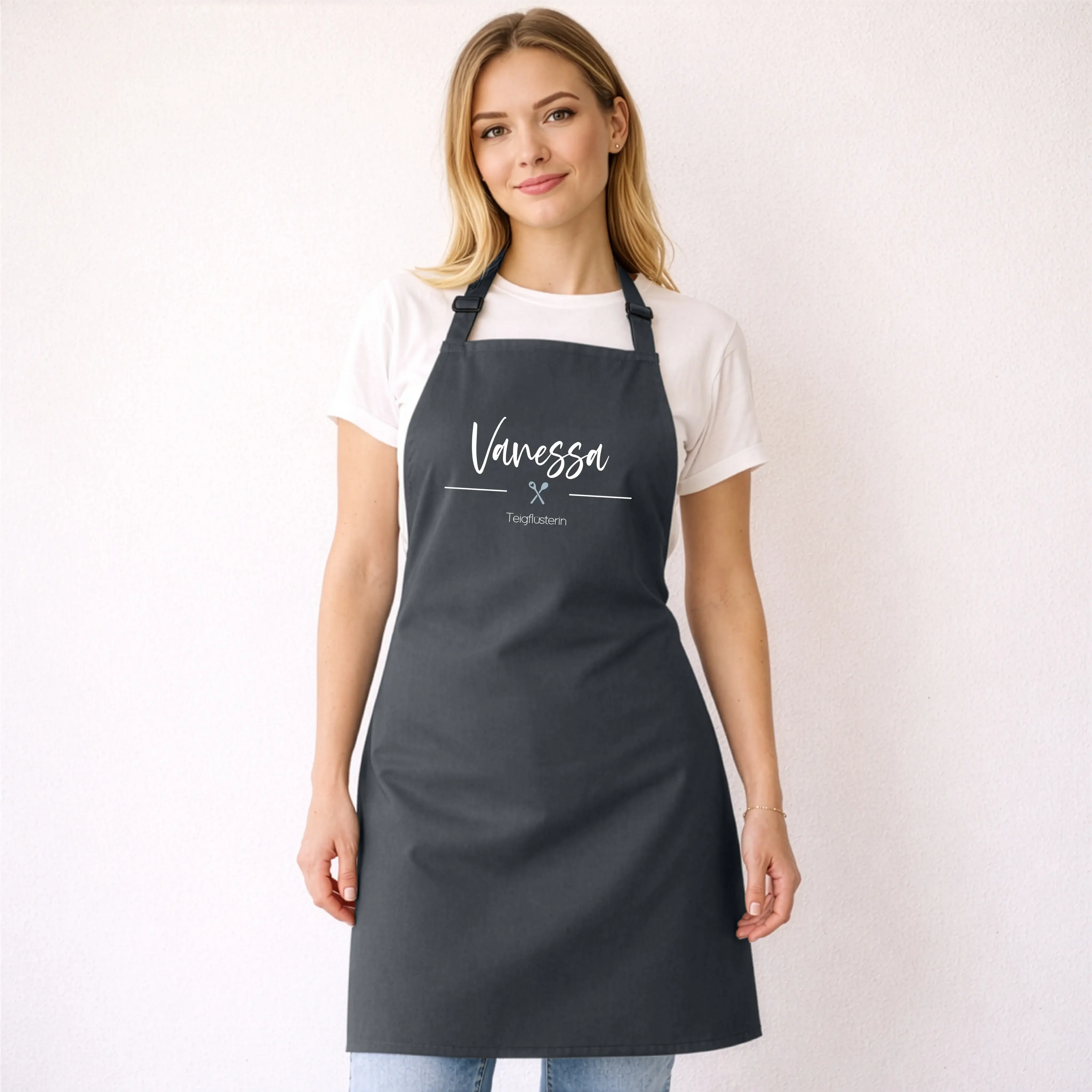 Kochschürze Text + Symbol-Kochschürze-famprints-Kochschürze Text + Symbol wird bei famprints zu einem persönlichen Küchenbegleiter, der genau zeigt, wer hier kocht, backt oder grillt. Du gestaltest deine Schürze mit Namen, Wunschtext und einem passenden S