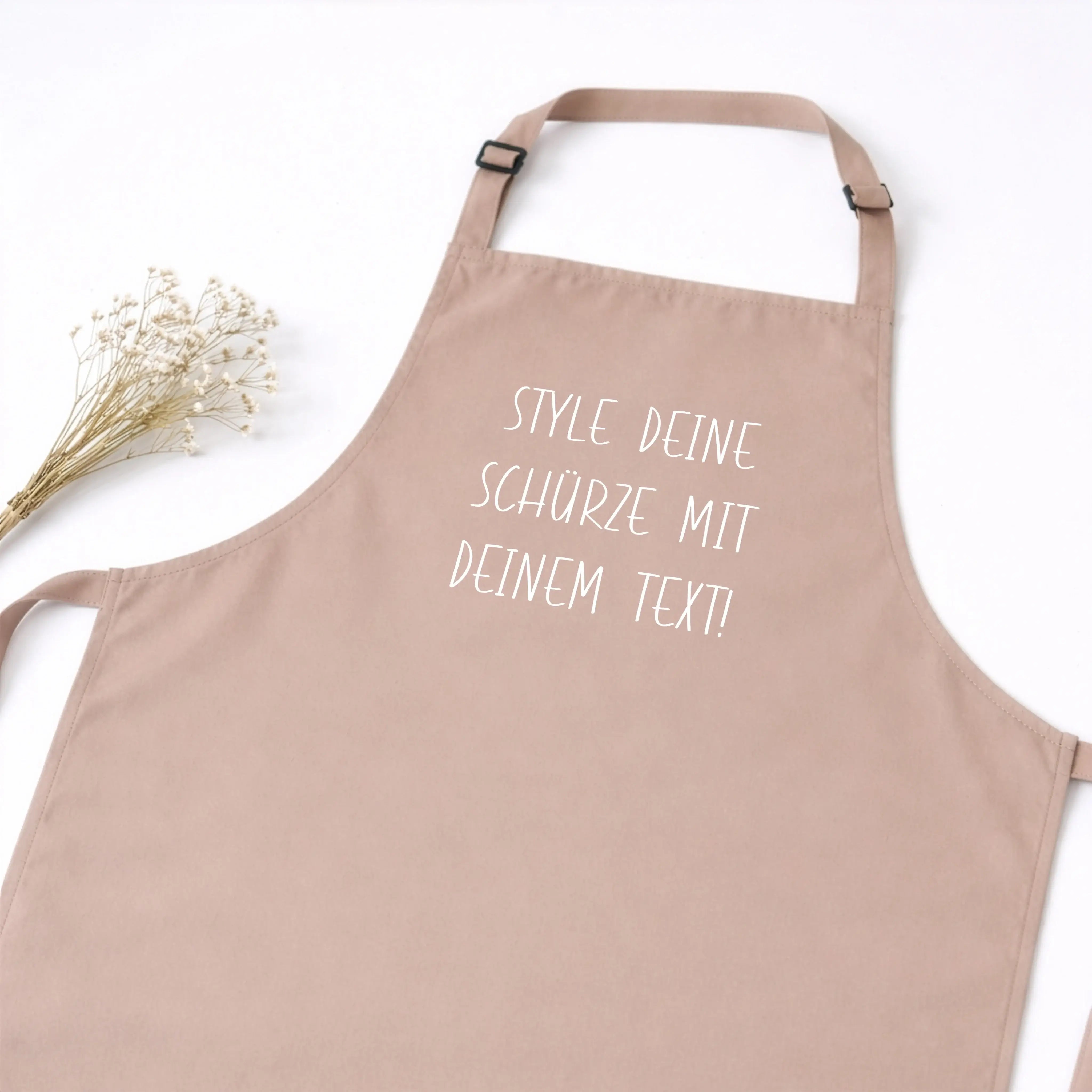 Kochschürze Eigener Text-Kochschürze-famprints-Kochschürze Eigener Text ist die perfekte Wahl, wenn du beim Kochen, Backen oder Grillen etwas Persönliches tragen möchtest. Bei famprints gestaltest du deine Schürze mit deinem Wunschtext und machst daraus e