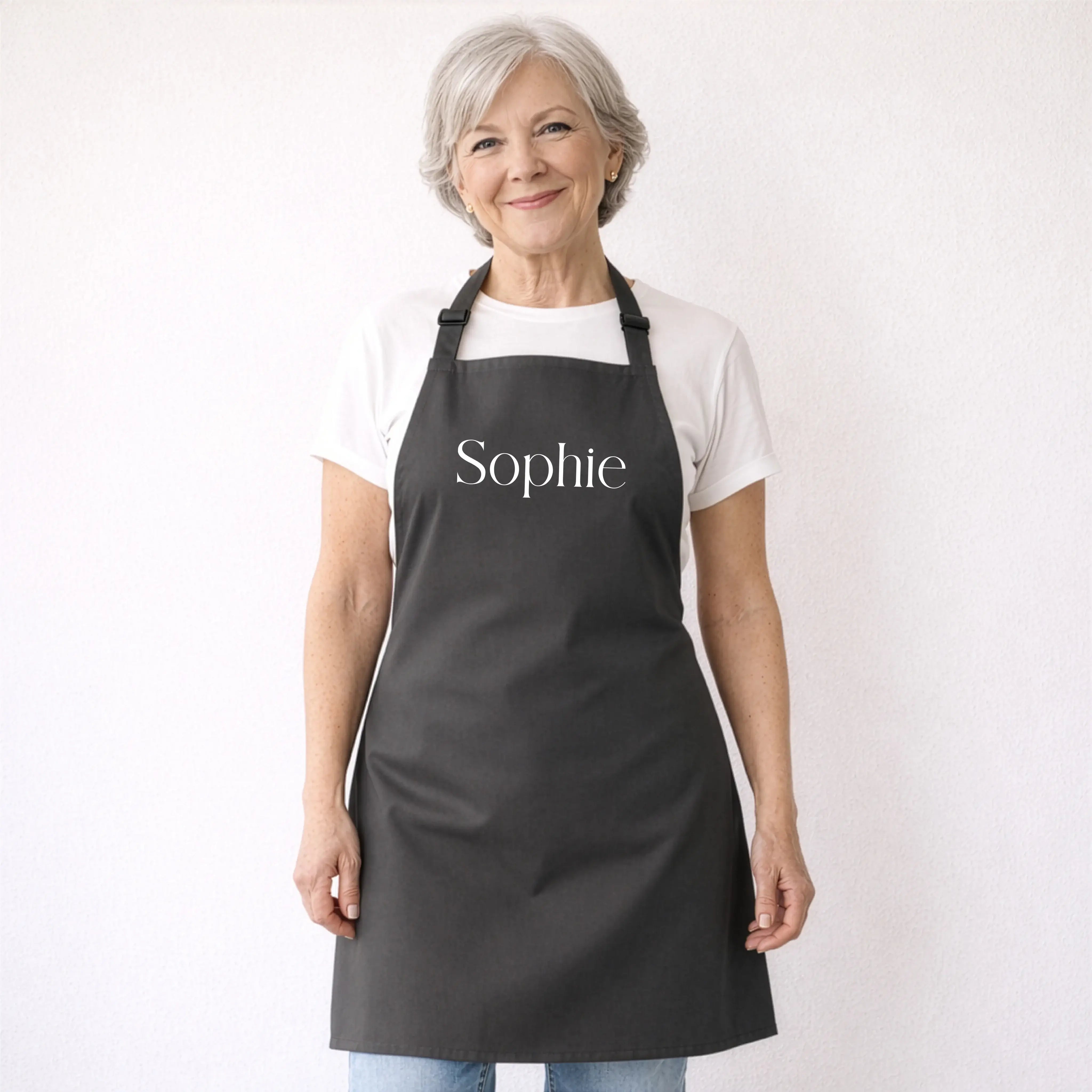 Kochschürze mit Namen-Kochschürze-famprints-Eine Kochschürze mit Namen macht aus jedem Kochmoment etwas Persönliches. Bei famprints gestaltest du deine personalisierte Kochschürze genau so, wie sie zu dir oder zur beschenkten Person passt. Ob dezente Schr