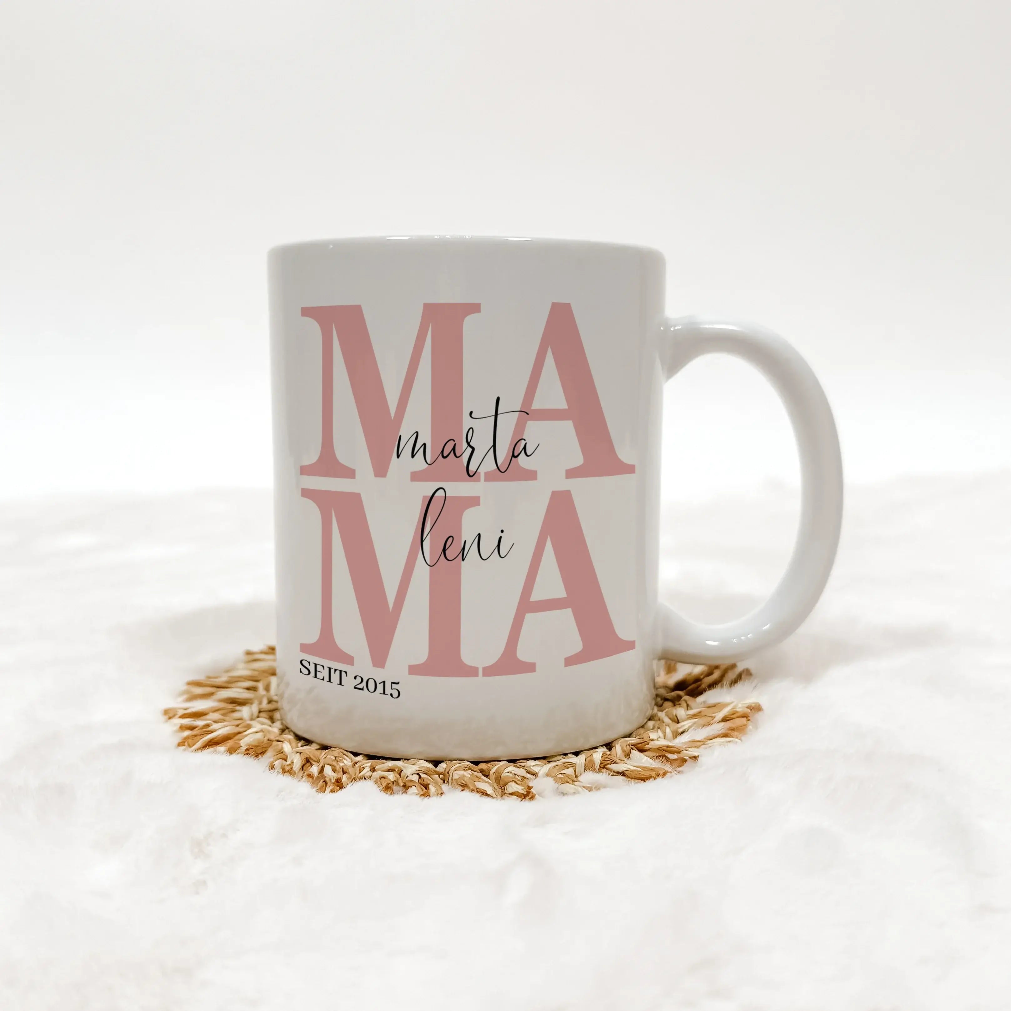 Tasse Mama seit - Keramik Tasse - famprints - Entdecke die perfekte Tasse für jede Mama – ein liebevolles Geschenk, das Freude und Emotionen vereint. Mit der personalisierten Keramik Tasse „Mama seit“ bringst du nicht nur ein Lächeln auf ihr Gesicht, sond