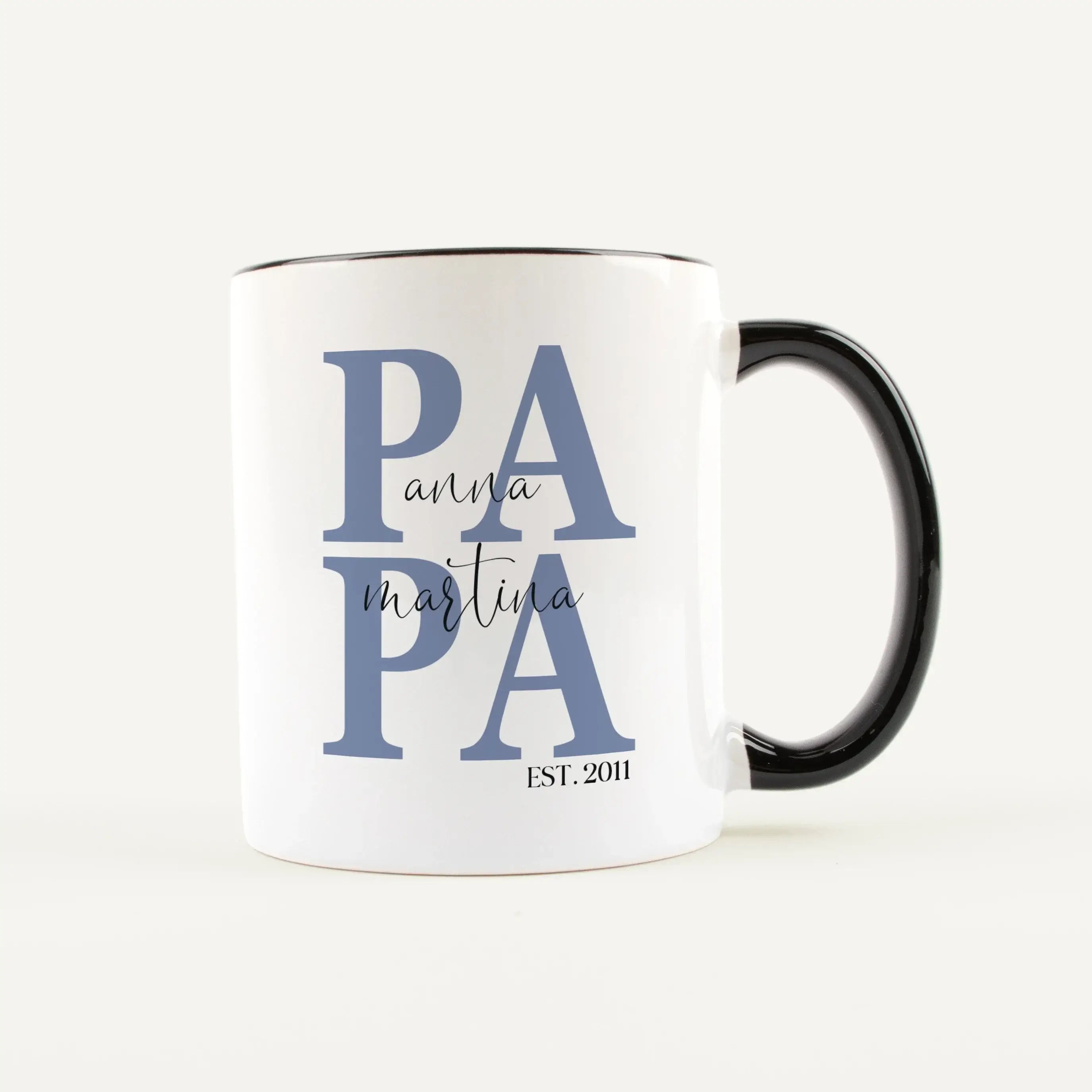 Tasse Papa seit-Keramik Tasse-famprints-Die Tasse Papa seit von famprints ist ein liebevolles Geschenk, das zeigt, wie viel Papa dir bedeutet. Der große, zweizeilige „Papa“-Schriftzug wird in deiner Wunschfarbe gestaltet und trägt als feine Überlagerung d