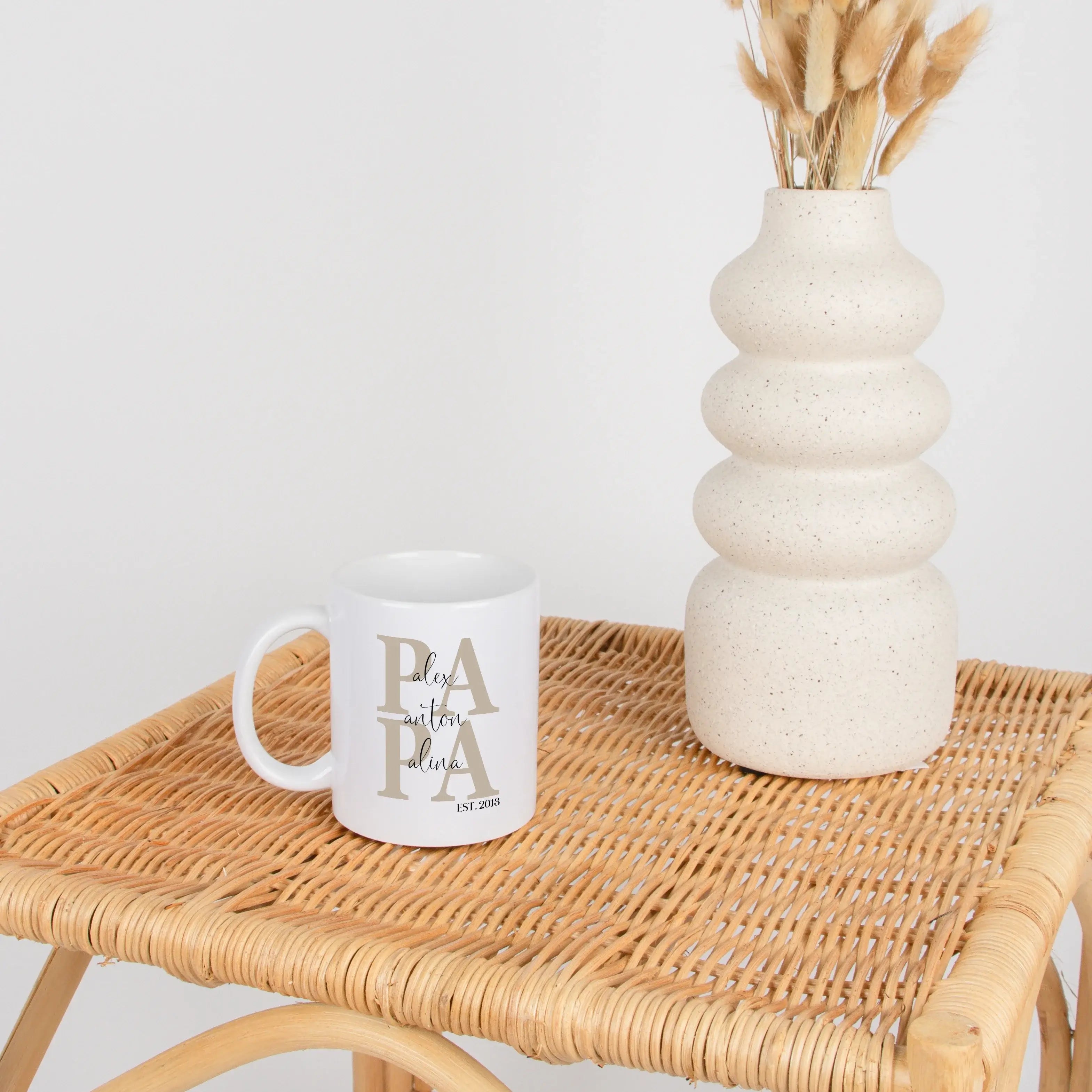 Tasse Papa seit-Keramik Tasse-famprints-Die Tasse Papa seit von famprints ist ein liebevolles Geschenk, das zeigt, wie viel Papa dir bedeutet. Der große, zweizeilige „Papa“-Schriftzug wird in deiner Wunschfarbe gestaltet und trägt als feine Überlagerung d