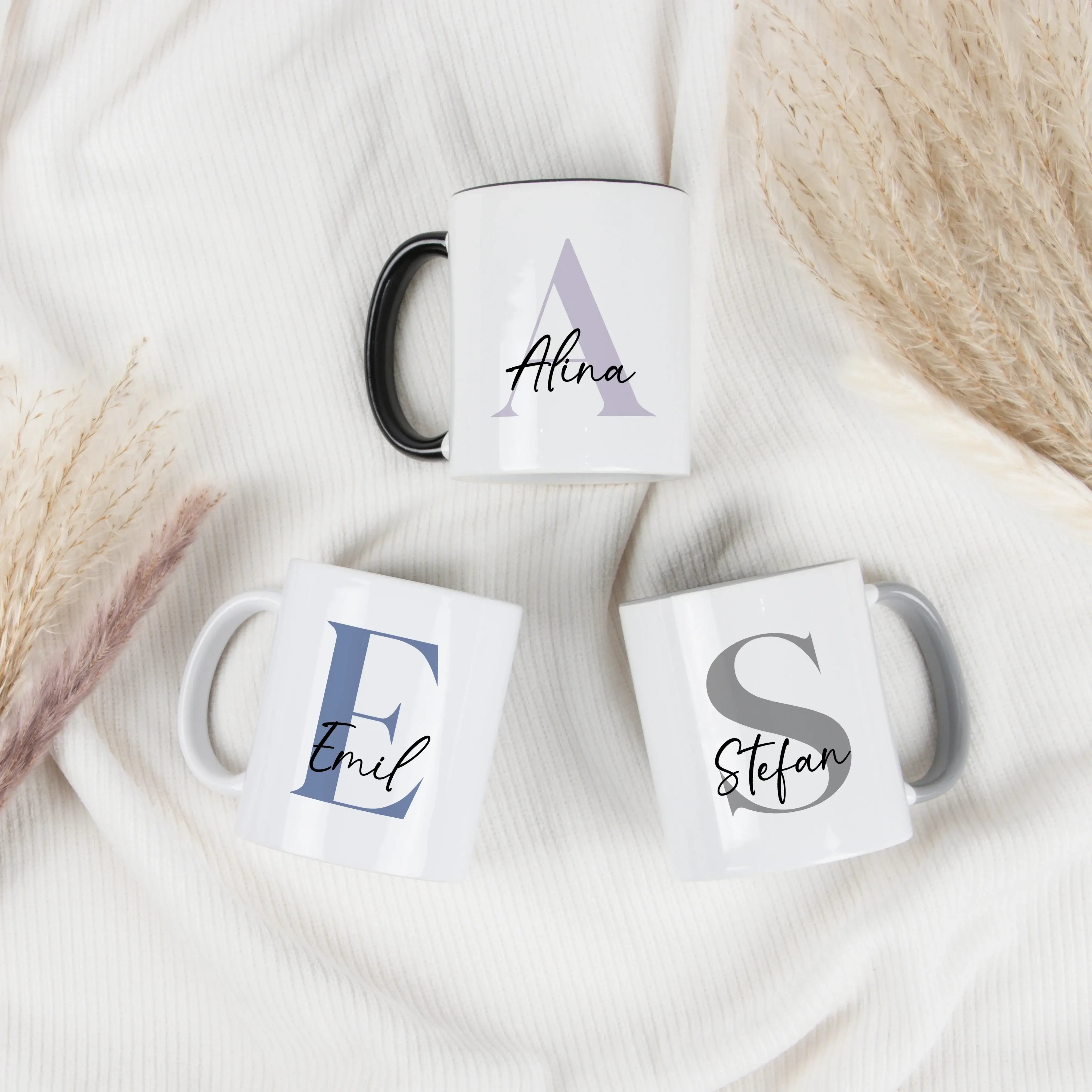 Tasse mit Namen + Initial-Keramik Tasse-famprints-Entdecke unsere Tasse mit Namen + Initial – das perfekte personalisierte Geschenk für dich oder deine Liebsten! Diese hochwertige Tasse bietet dir die Möglichkeit, sie mit deinem Wunsch-Initial und Namen i