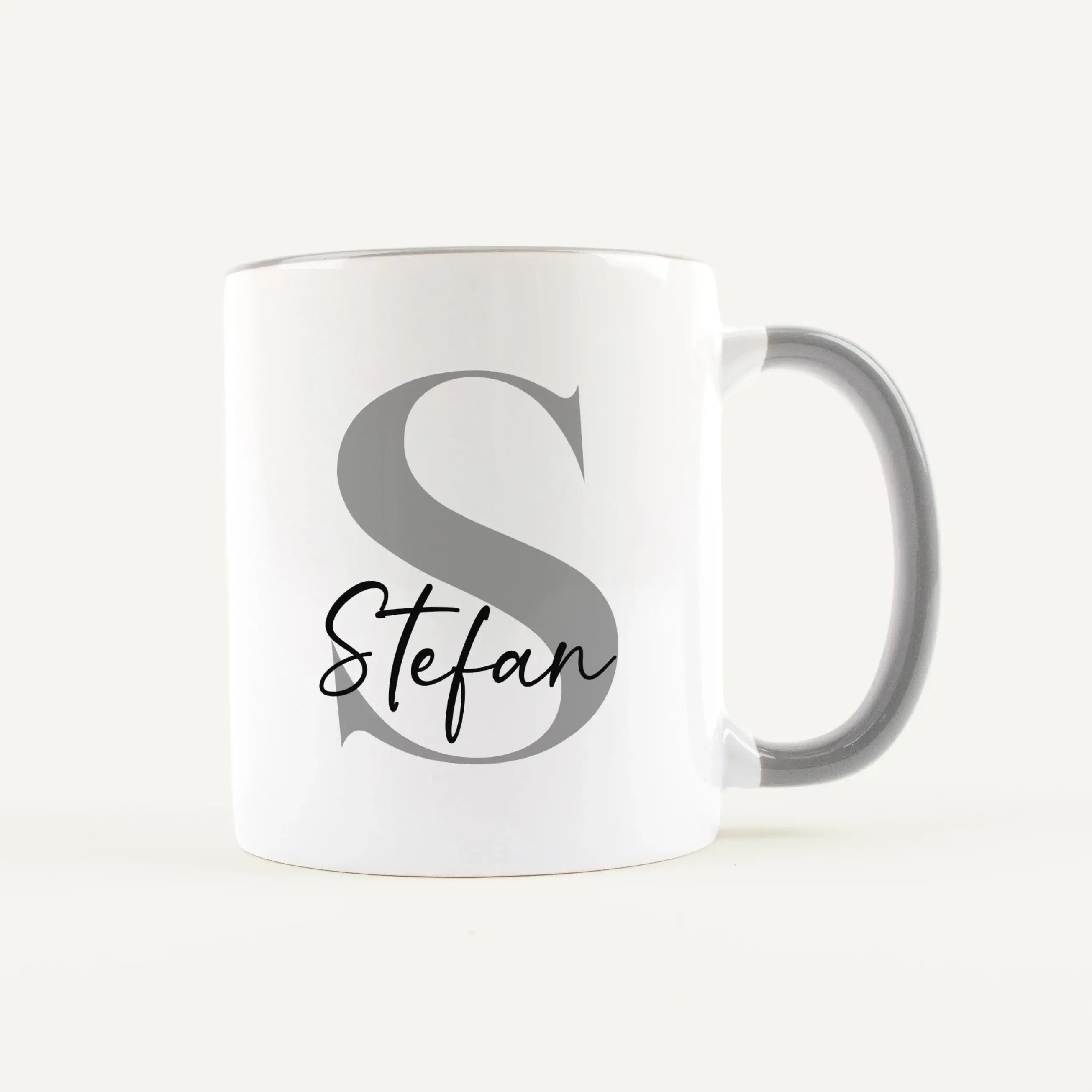 Tasse mit Namen + Initial-Keramik Tasse-famprints-Entdecke unsere Tasse mit Namen + Initial – das perfekte personalisierte Geschenk für dich oder deine Liebsten! Diese hochwertige Tasse bietet dir die Möglichkeit, sie mit deinem Wunsch-Initial und Namen i