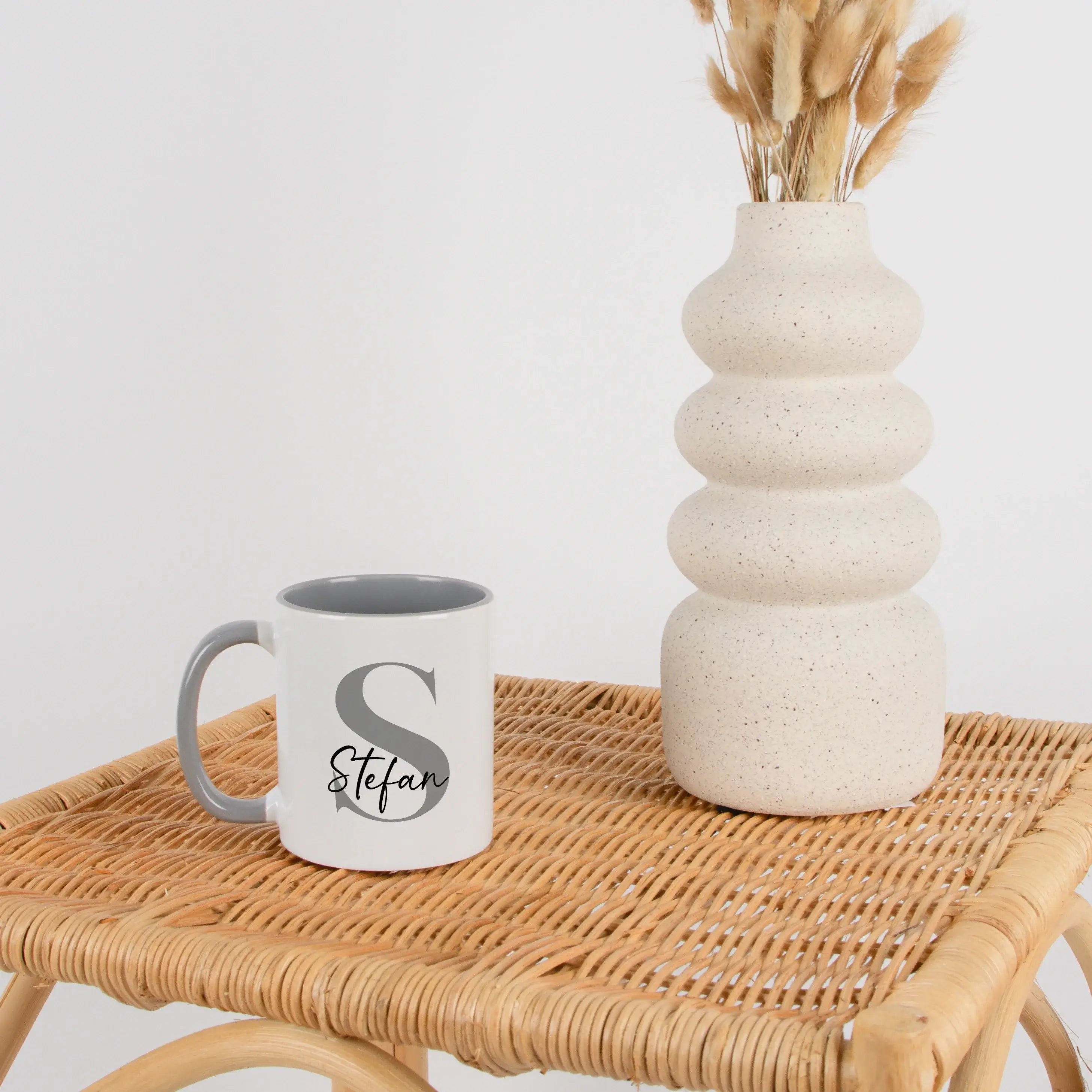 Tasse mit Namen + Initial-Keramik Tasse-famprints-Entdecke unsere Tasse mit Namen + Initial – das perfekte personalisierte Geschenk für dich oder deine Liebsten! Diese hochwertige Tasse bietet dir die Möglichkeit, sie mit deinem Wunsch-Initial und Namen i