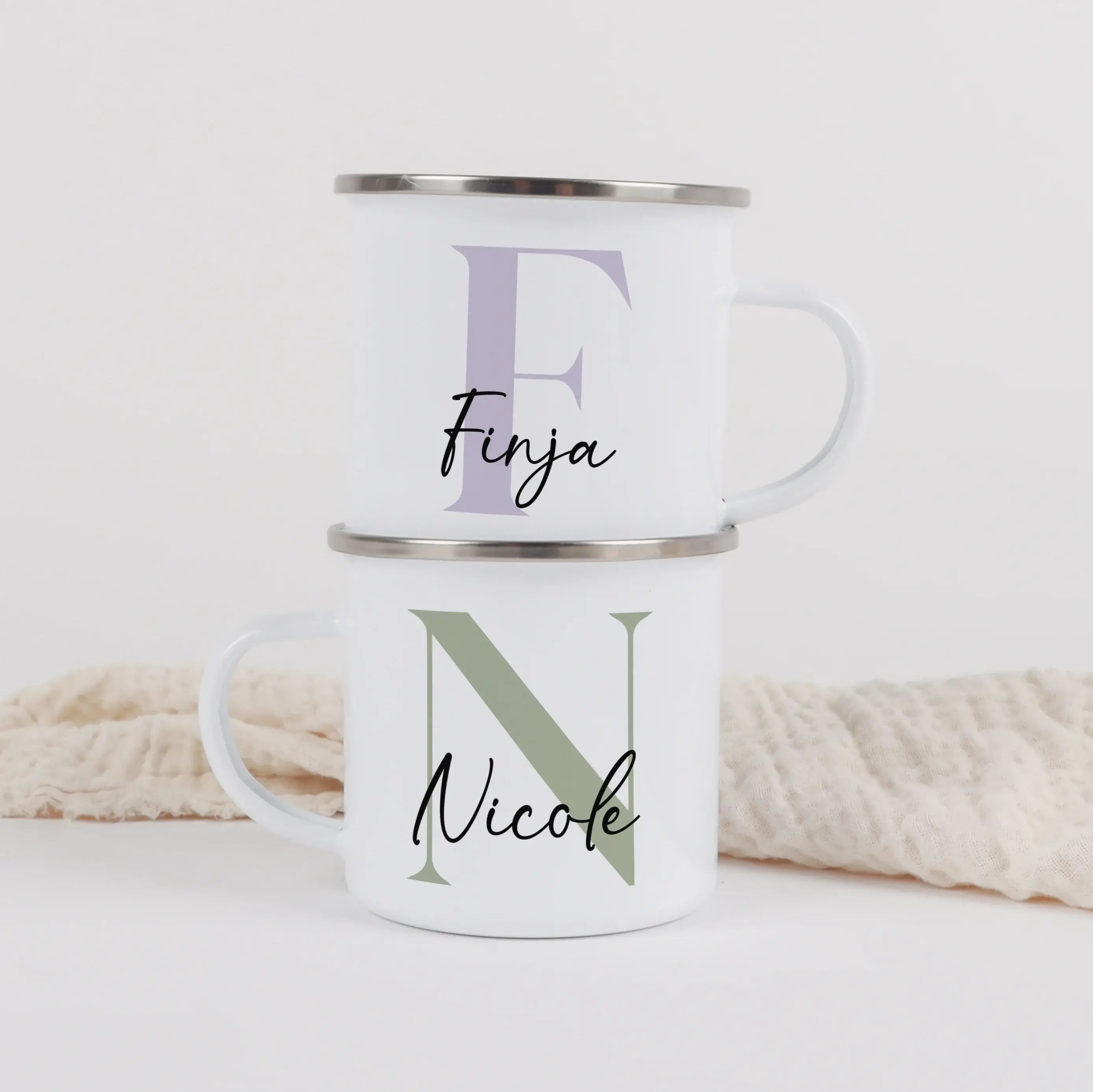 Emaille Tasse Name + Initial-Emaille Tasse-famprints-Die Emaille Tasse Name + Initial von famprints bringt persönliche Gestaltung in deinen Alltag und macht aus einem praktischen Becher ein individuelles Detail mit Wiedererkennungswert. Dein Wunschname un