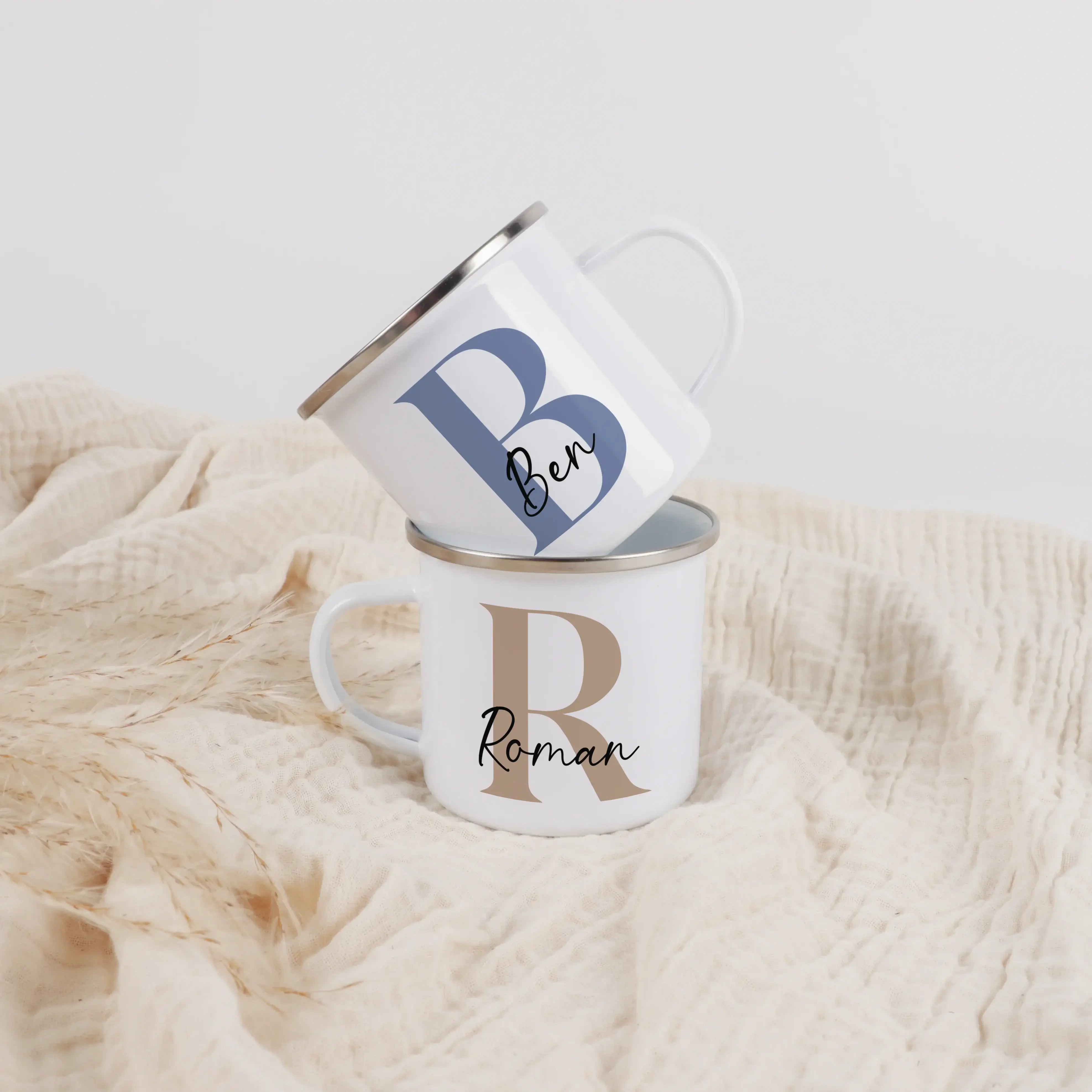 Emaille Tasse Name + Initial-Emaille Tasse-famprints-Die Emaille Tasse Name + Initial von famprints bringt persönliche Gestaltung in deinen Alltag und macht aus einem praktischen Becher ein individuelles Detail mit Wiedererkennungswert. Dein Wunschname un