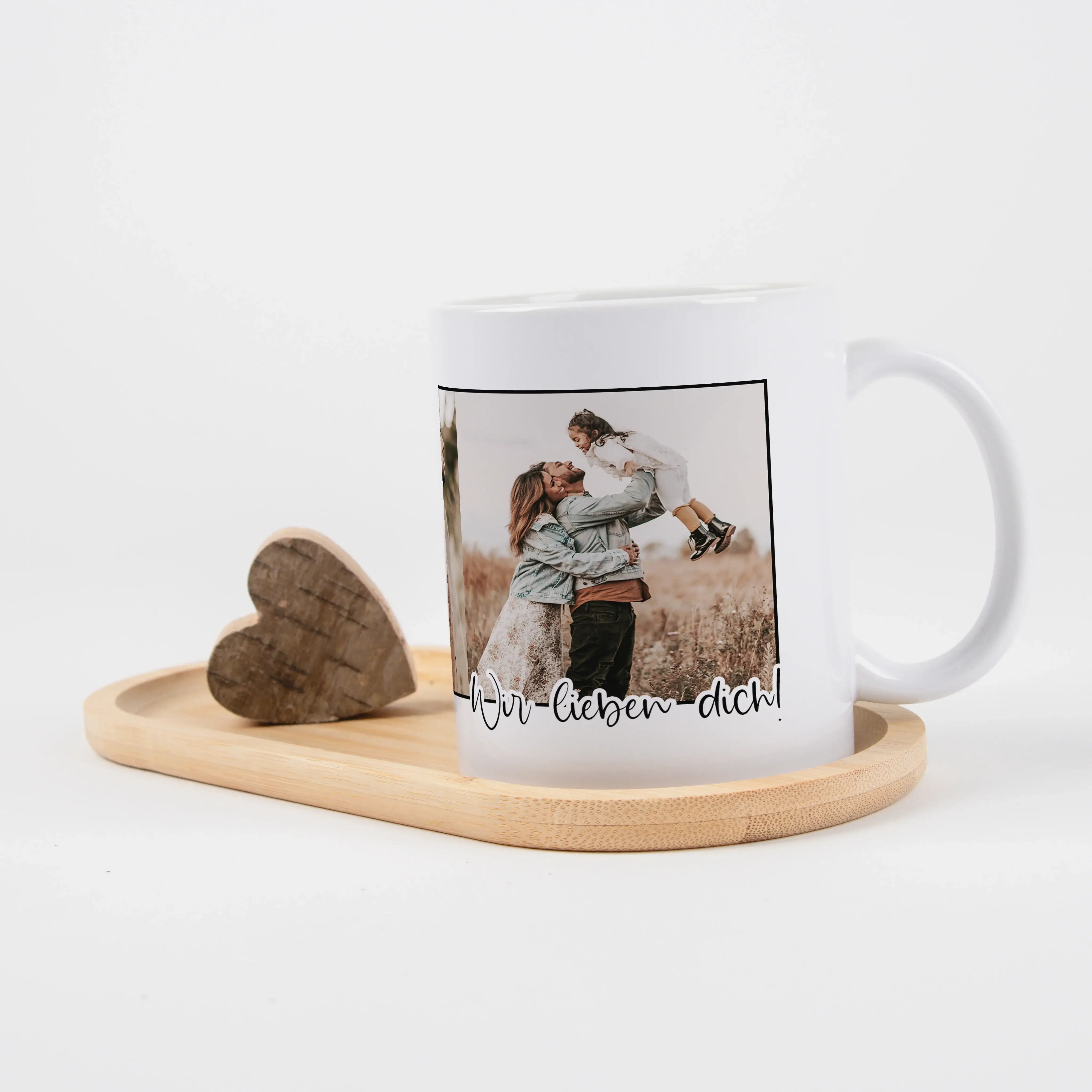 Foto Tasse mit Text-Keramik Tasse-famprints-Eine Foto Tasse mit Text ist mehr als nur ein Alltagsgegenstand – sie wird zu einem persönlichen Begleiter im Alltag. Bei famprints gestaltest du deine Tasse individuell mit bis zu drei eigenen Fotos und einem f
