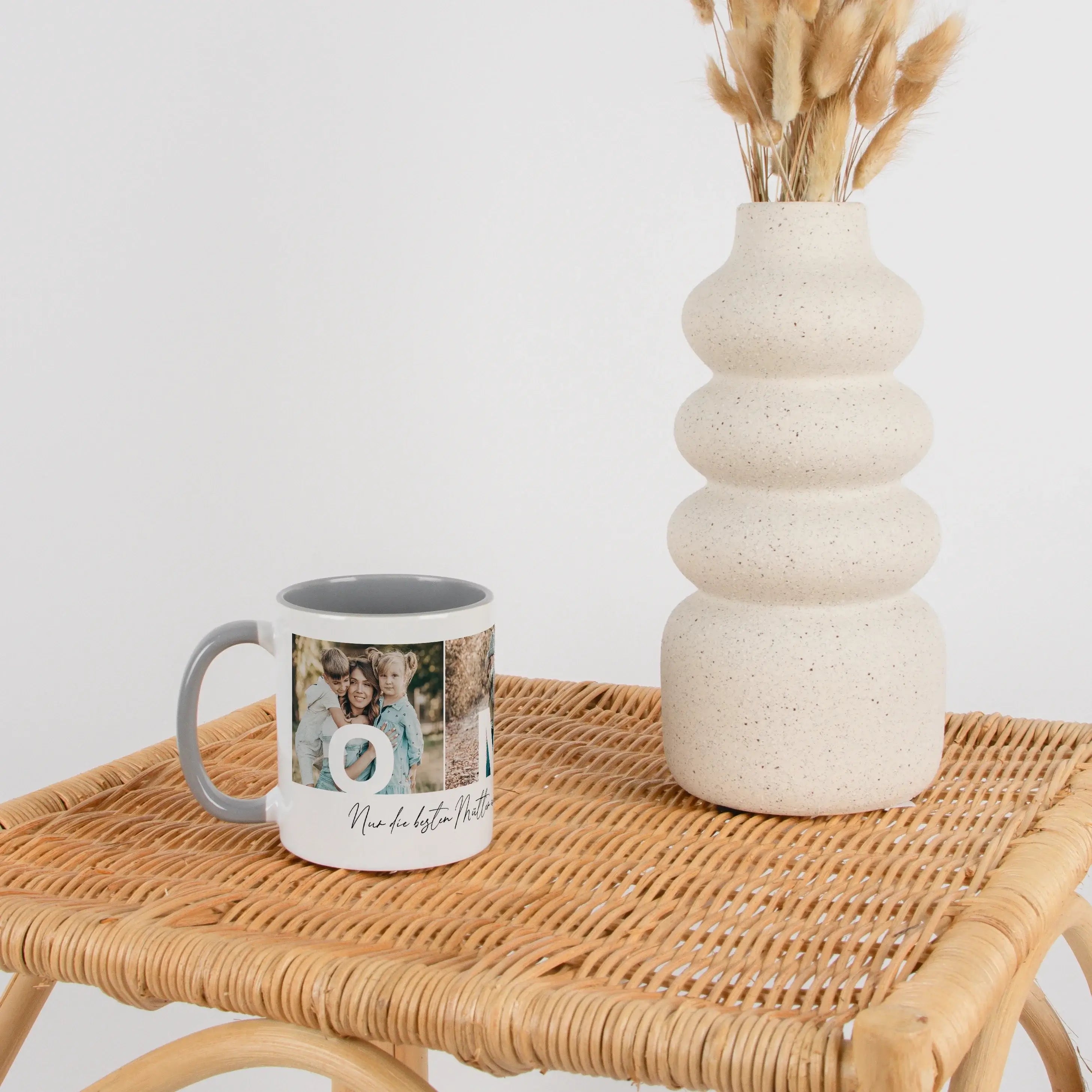 Fototasse Oma-Keramik Tasse-famprints-Die Fototasse Oma ist eine persönliche Geschenkidee für einen Menschen, der im Alltag einen besonderen Platz hat. Mit drei eigenen Fotos wird aus einer einfachen Kaffeetasse ein individuelles Erinnerungsstück. Jedes B