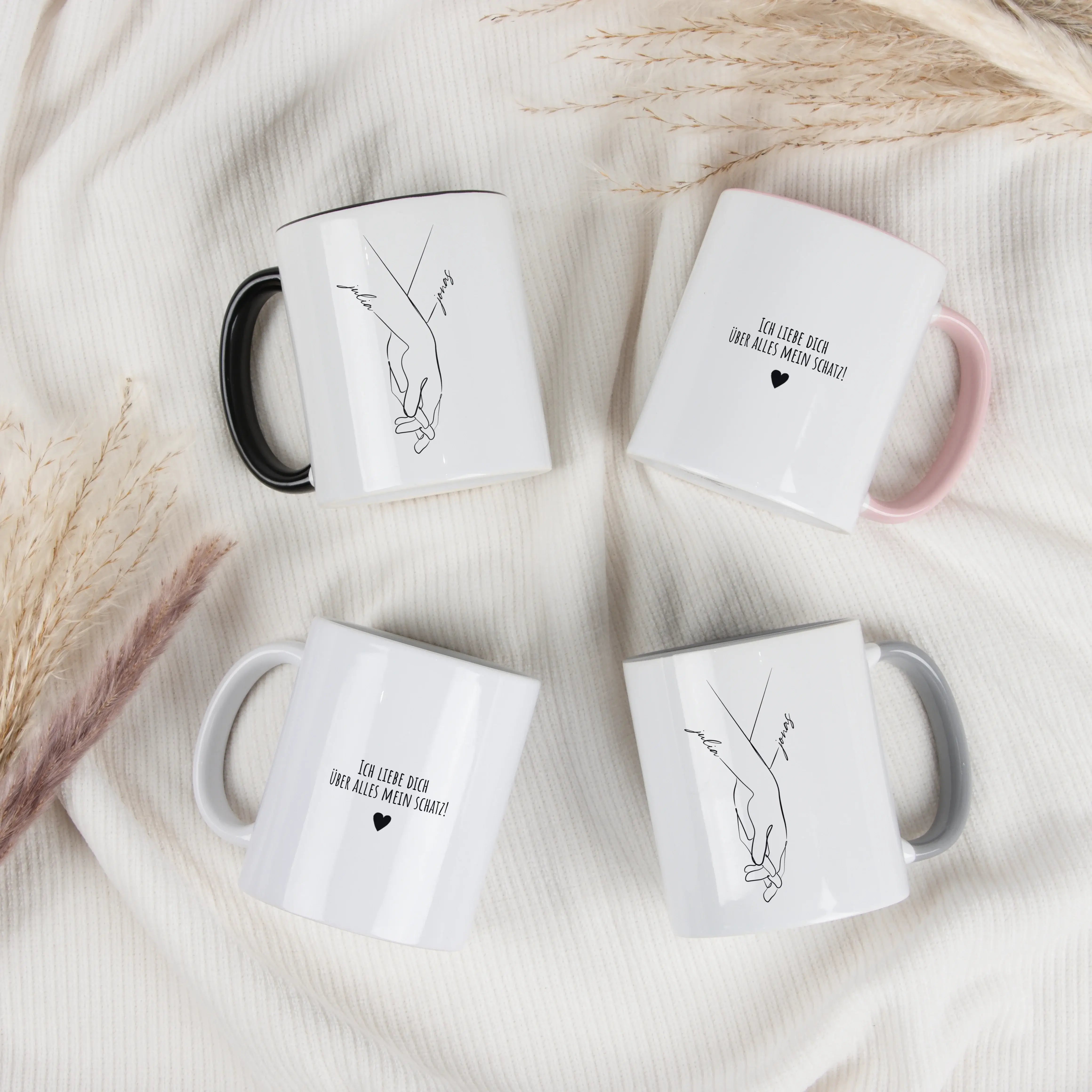 Tasse Hand in Hand-Keramik Tasse-famprints-Tasse Hand in Hand von famprints ist eine persönliche Tasse für Paare, die ein schlichtes Motiv mit Bedeutung suchen. Zwei ineinandergreifende Hände stehen für Verbundenheit, während die Namen direkt in das Desig