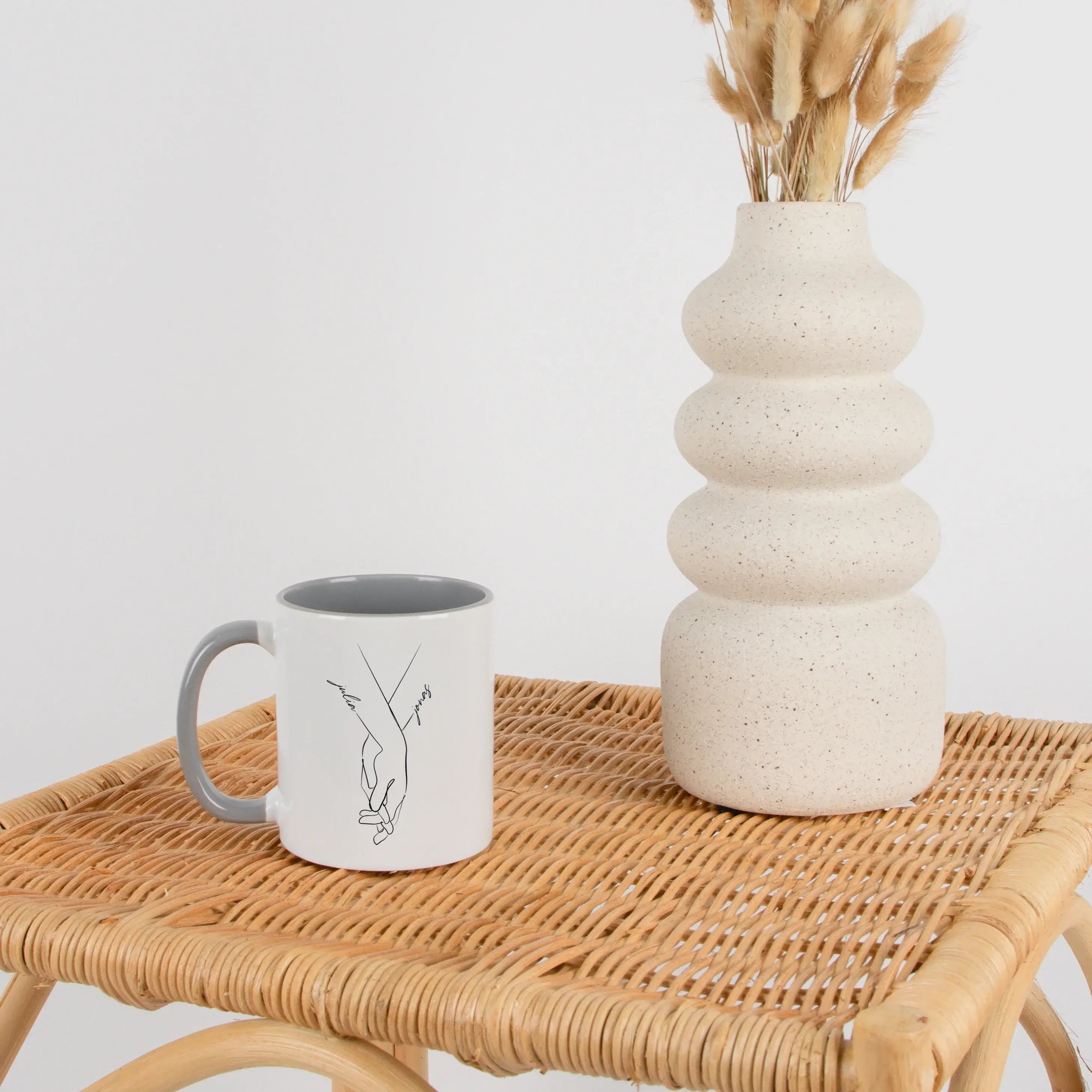Tasse Hand in Hand-Keramik Tasse-famprints-Tasse Hand in Hand von famprints ist eine persönliche Tasse für Paare, die ein schlichtes Motiv mit Bedeutung suchen. Zwei ineinandergreifende Hände stehen für Verbundenheit, während die Namen direkt in das Desig