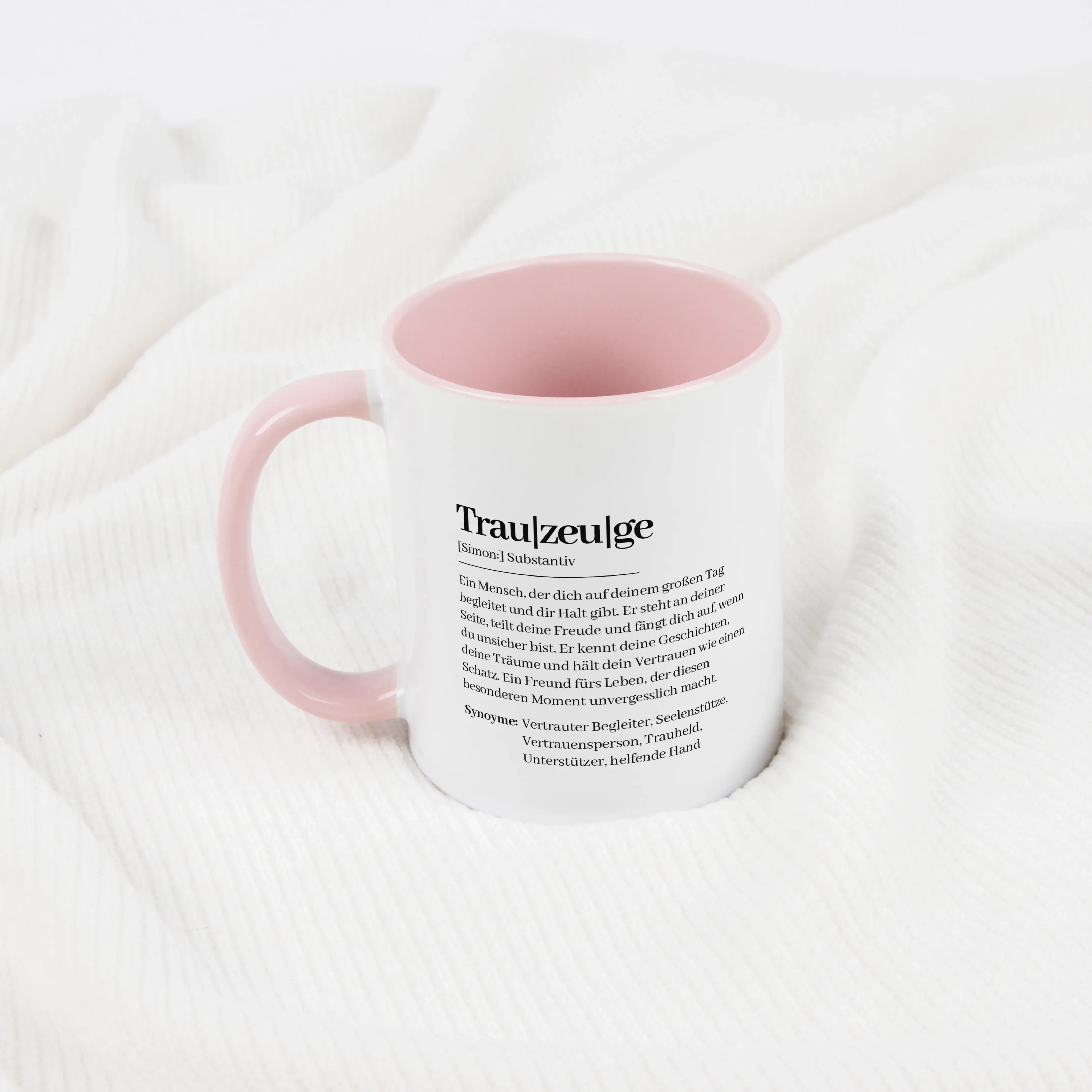 Tasse Definition Trauzeuge-Keramik Tasse-famprints-Die Tasse Definition Trauzeuge ist eine persönliche Geschenkidee für einen Menschen, der an deinem großen Tag eine besondere Rolle spielt. Auf der weißen Tasse steht eine liebevolle Definition im Duden St