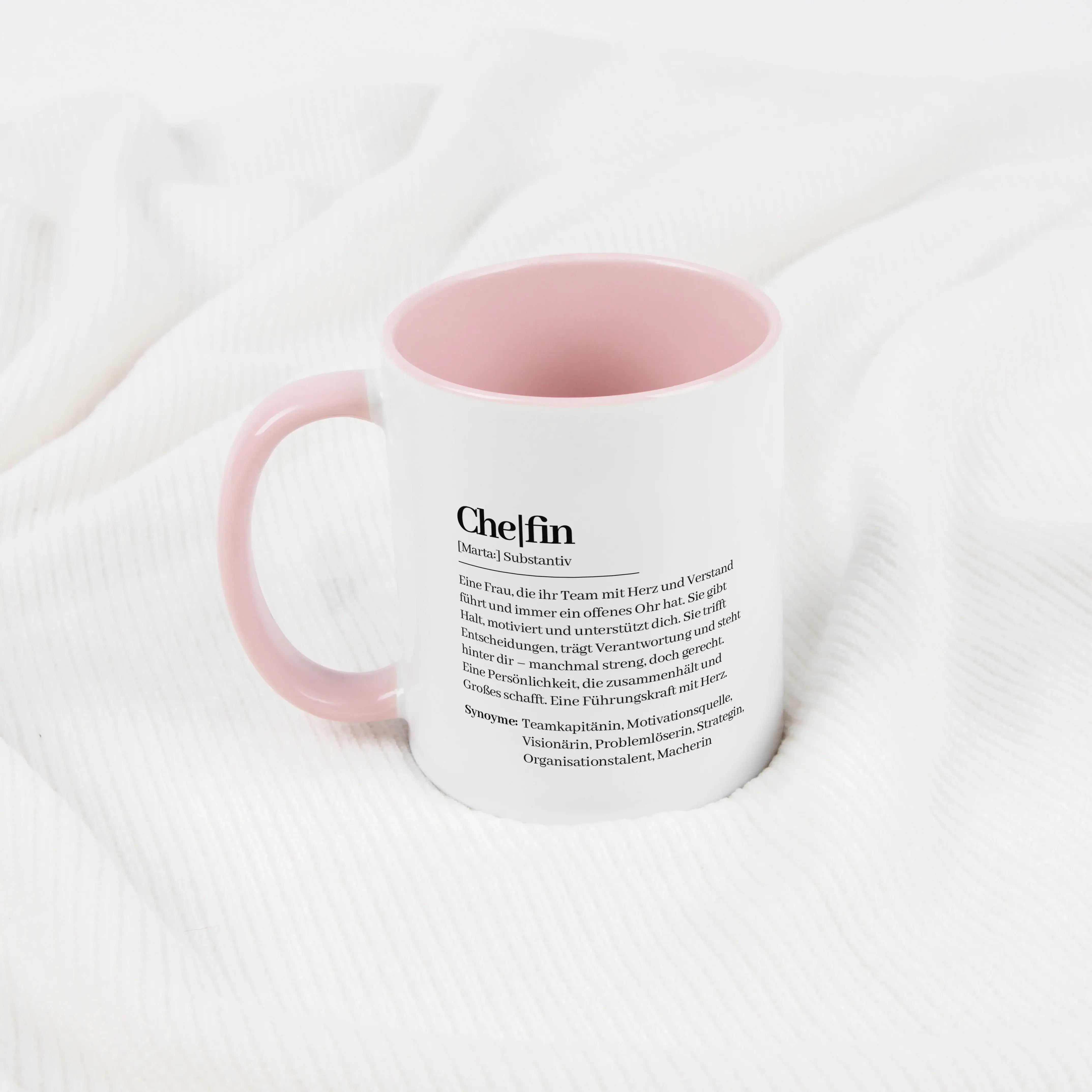 Tasse Definition Chefin-Keramik Tasse-famprints-Die Tasse Definition Chefin ist eine persönliche Geschenkidee für alle, die ihrer Vorgesetzten auf besondere Weise Danke sagen möchten. Der liebevoll formulierte Text im Duden Stil macht aus einer herkömmlic