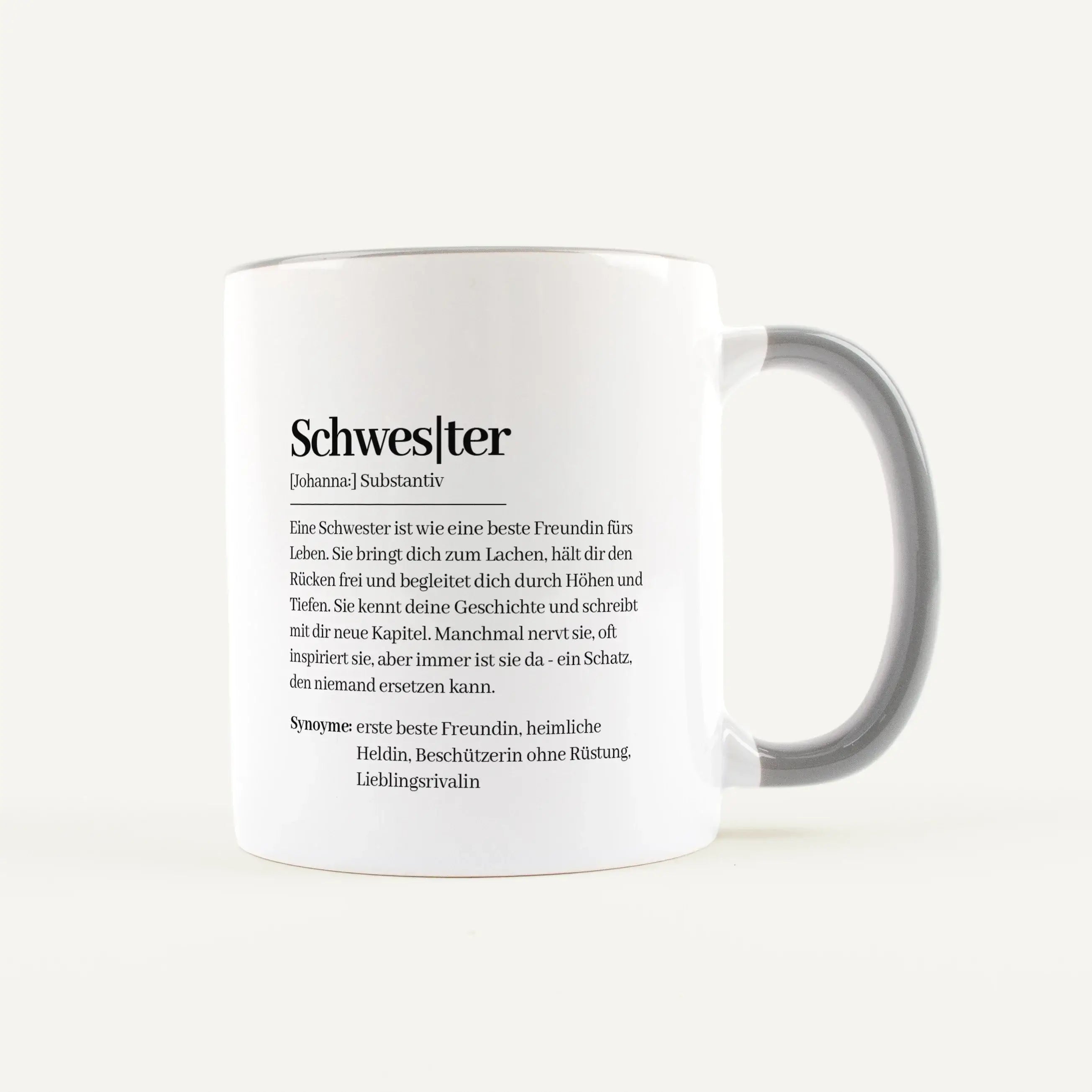 Tasse Definition Schwester-Keramik Tasse-famprints-Die Tasse Definition Schwester von famprints ist eine persönliche Geschenkidee für Menschen, die ihrer Schwester etwas mit Bedeutung schenken möchten. Das Design im Wörterbuch Stil verbindet eine liebevol