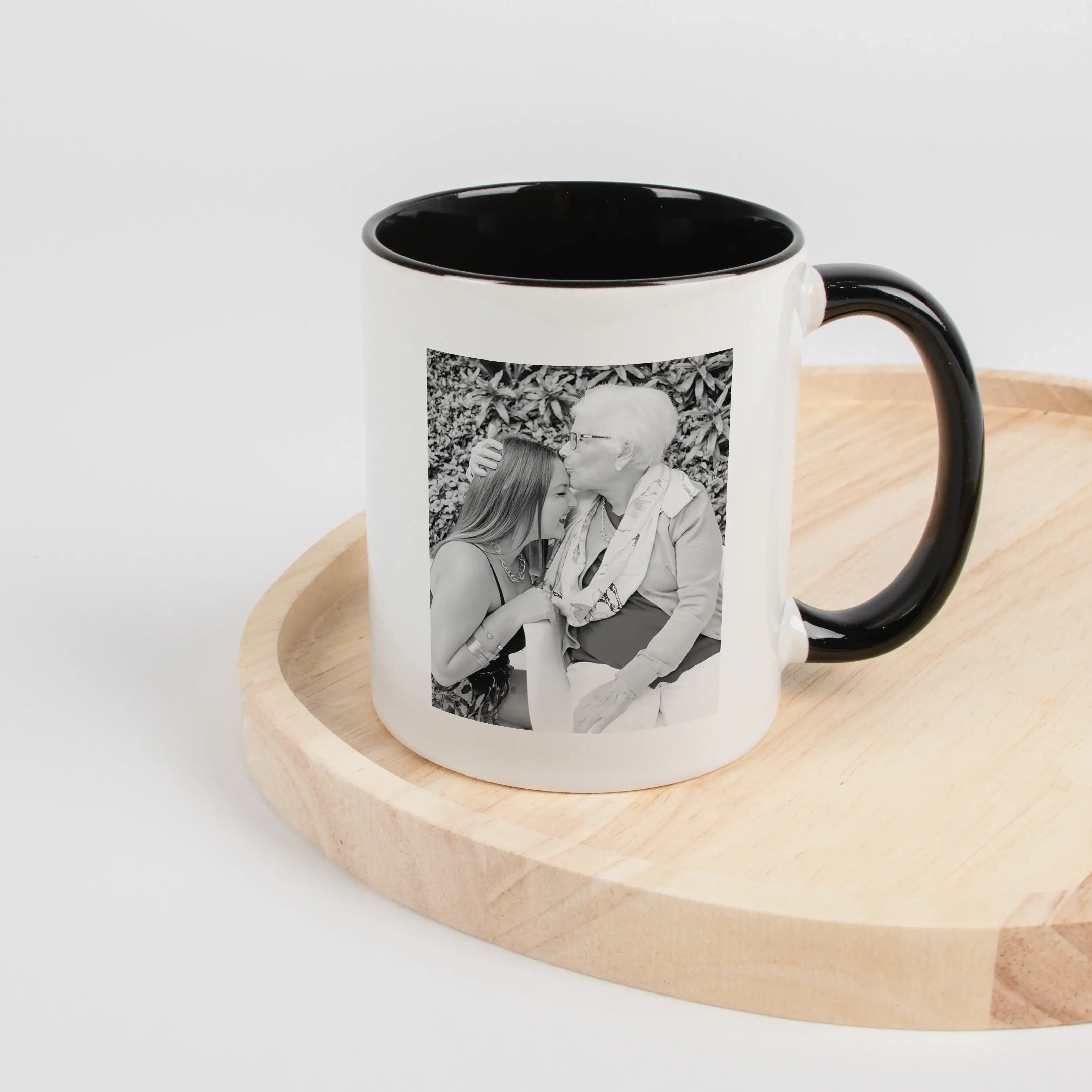 Tasse Definition Oma-Keramik Tasse-famprints-Mit der Tasse Definition Oma gestaltest du ein Geschenk, das persönlich wirkt und im Alltag genutzt wird. Das Design erinnert an einen Wörterbucheintrag und beschreibt deine Oma auf liebevolle Weise im Duden St