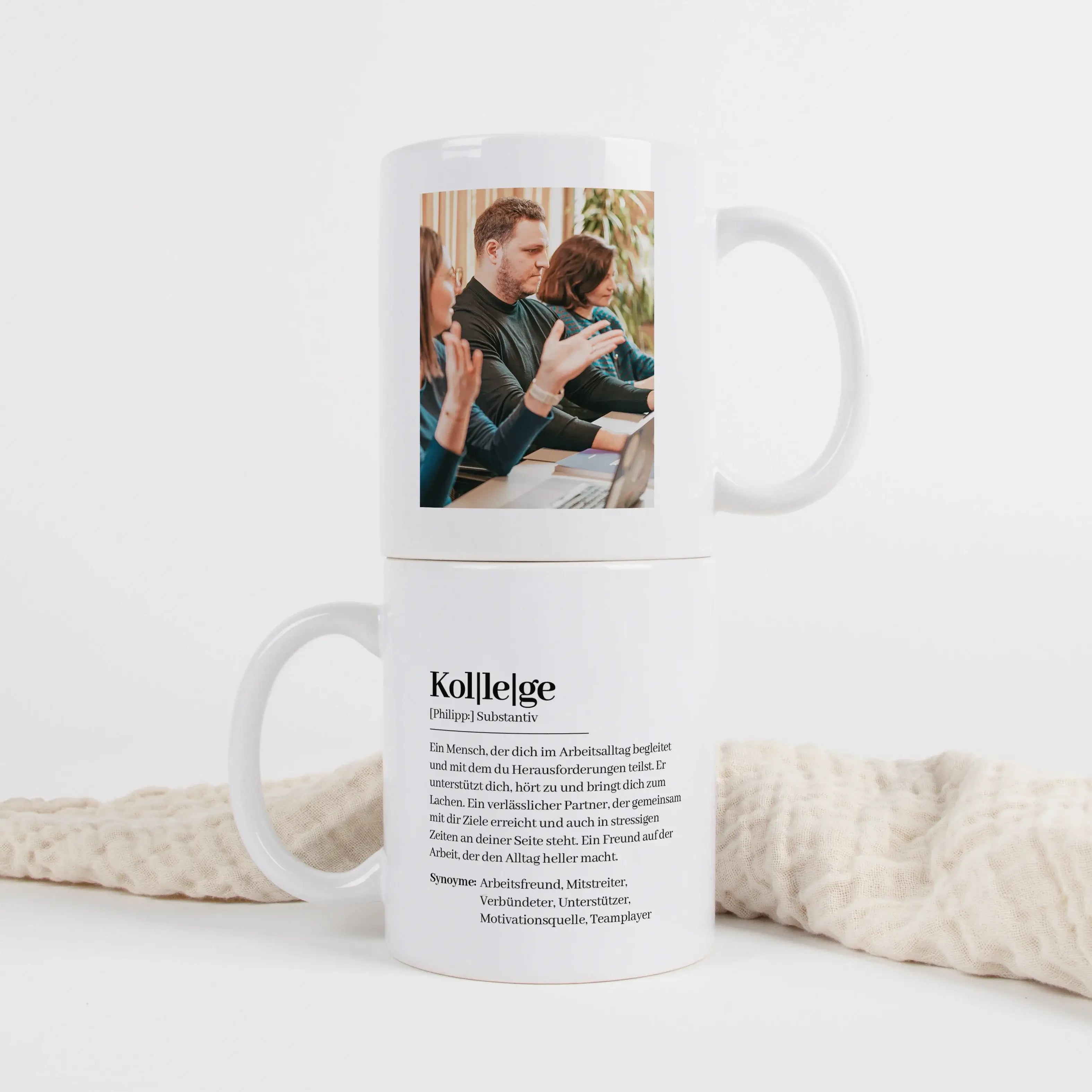 Tasse Definition Kollege-Keramik Tasse-famprints-Die Tasse Definition Kollege ist eine persönliche Geschenkidee für einen Menschen, der den Arbeitsalltag jeden Tag ein bisschen besser macht. Im liebevollen Duden Stil beschreibt sie deinen Kollegen mit Wor