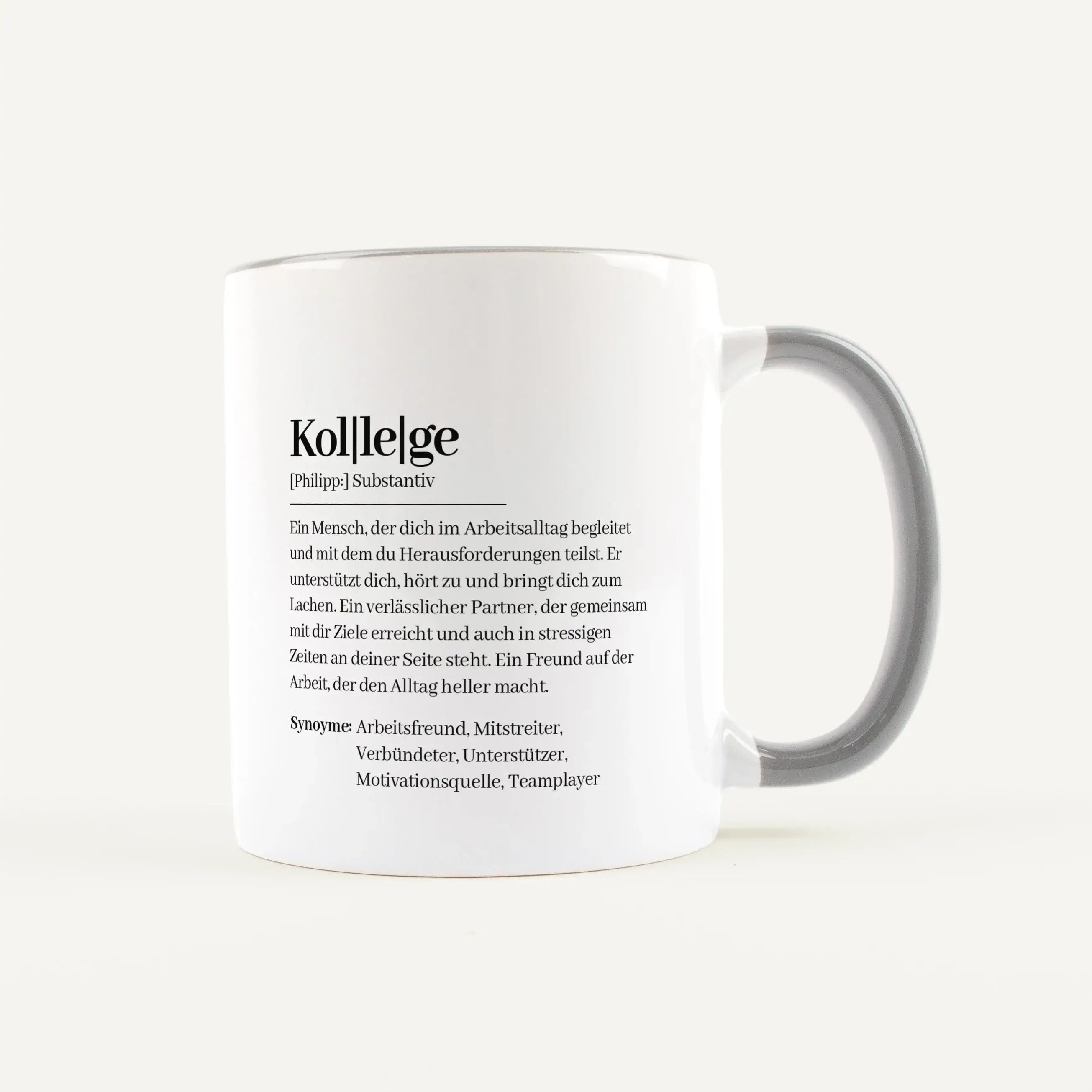 Tasse Definition Kollege-Keramik Tasse-famprints-Die Tasse Definition Kollege ist eine persönliche Geschenkidee für einen Menschen, der den Arbeitsalltag jeden Tag ein bisschen besser macht. Im liebevollen Duden Stil beschreibt sie deinen Kollegen mit Wor