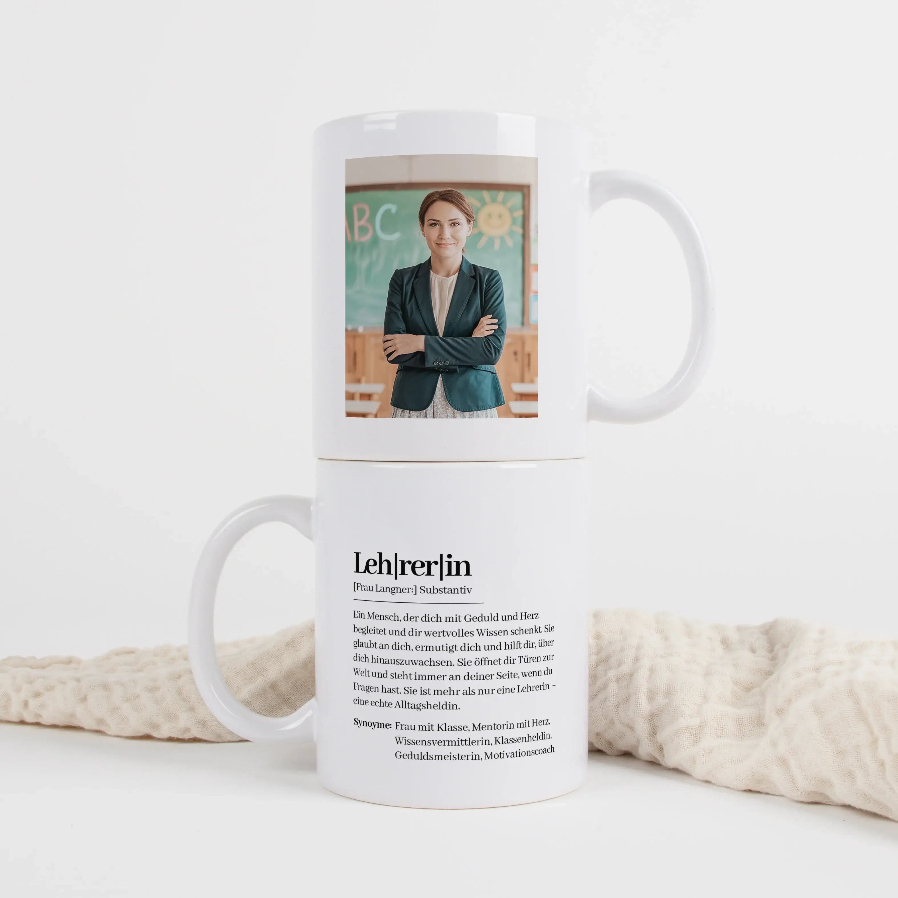 Tasse Definition Lehrerin-Keramik Tasse-famprints-Die Tasse Definition Lehrerin ist ein persönliches Geschenk für einen Menschen, der jeden Tag viel gibt und oft genau die richtigen Worte findet. Auf der weißen Tasse steht eine liebevolle Beschreibung im