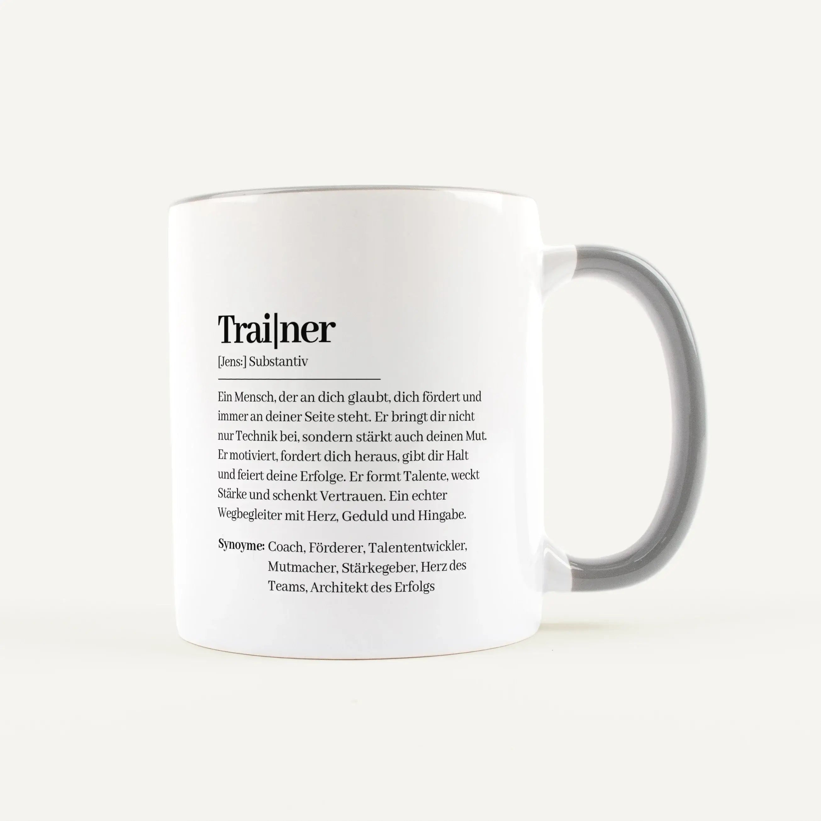 Tasse Definition Trainer-Keramik Tasse-famprints-Die Tasse Definition Trainer von famprints ist eine persönliche Geschenkidee für Menschen, die mehr sind als nur Ansprechperson am Spielfeldrand. Die liebevolle Definition im Duden Stil beschreibt, was eine